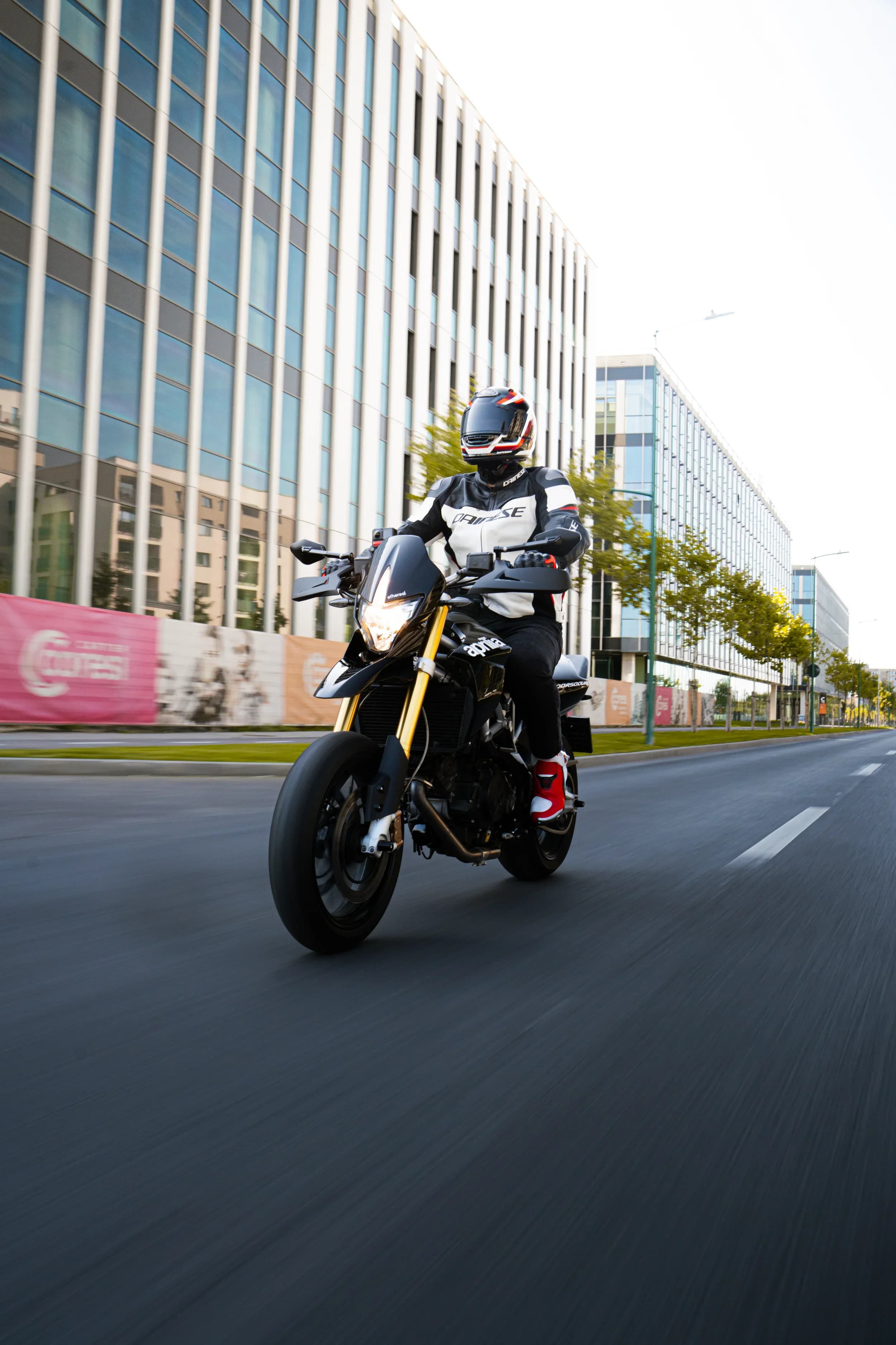 Motocicleta in miscare pe sosea fotograf auto sedinta foto masini Brasov Crudu Alexandru CA Photography