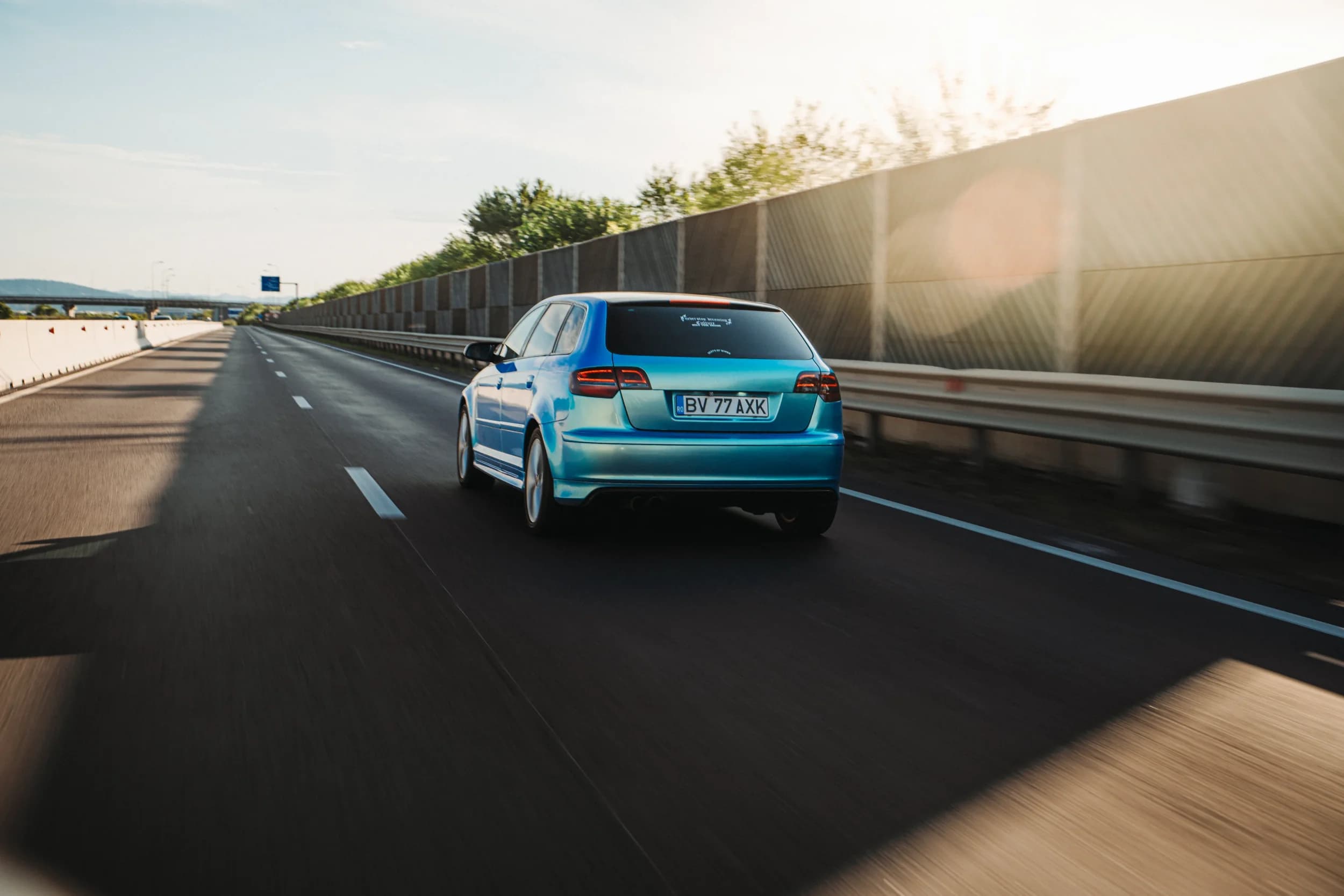 Masina albastra in miscare pe sosea fotograf auto sedinta foto masini Brasov Crudu Alexandru CA Photography