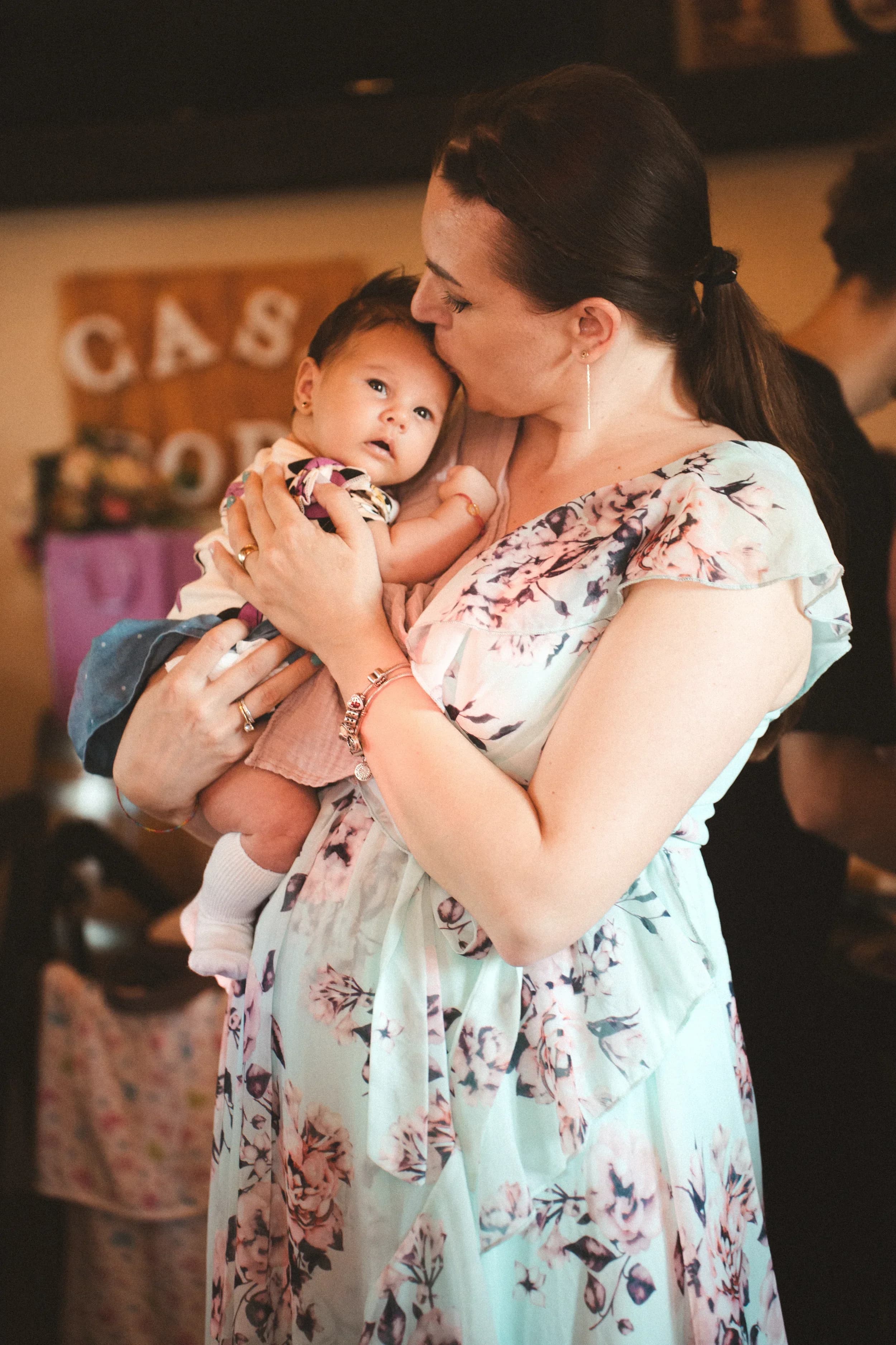 Mama care imbratiseaza bebelusul fotograf botez profesional Brasov Crudu Alexandru CA Photography