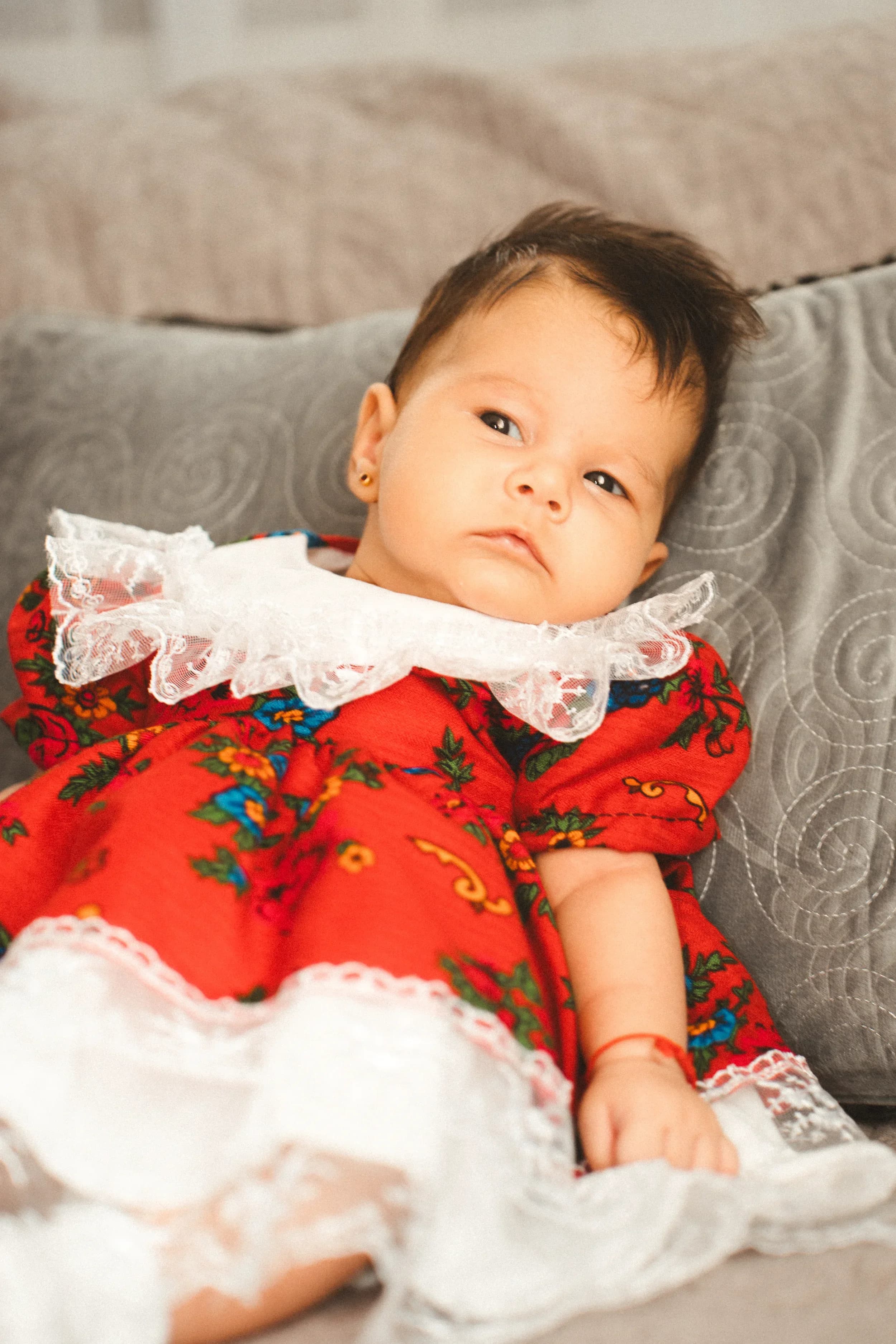 Bebelus in rochie traditionala fotograf botez profesional Brasov Crudu Alexandru CA Photography