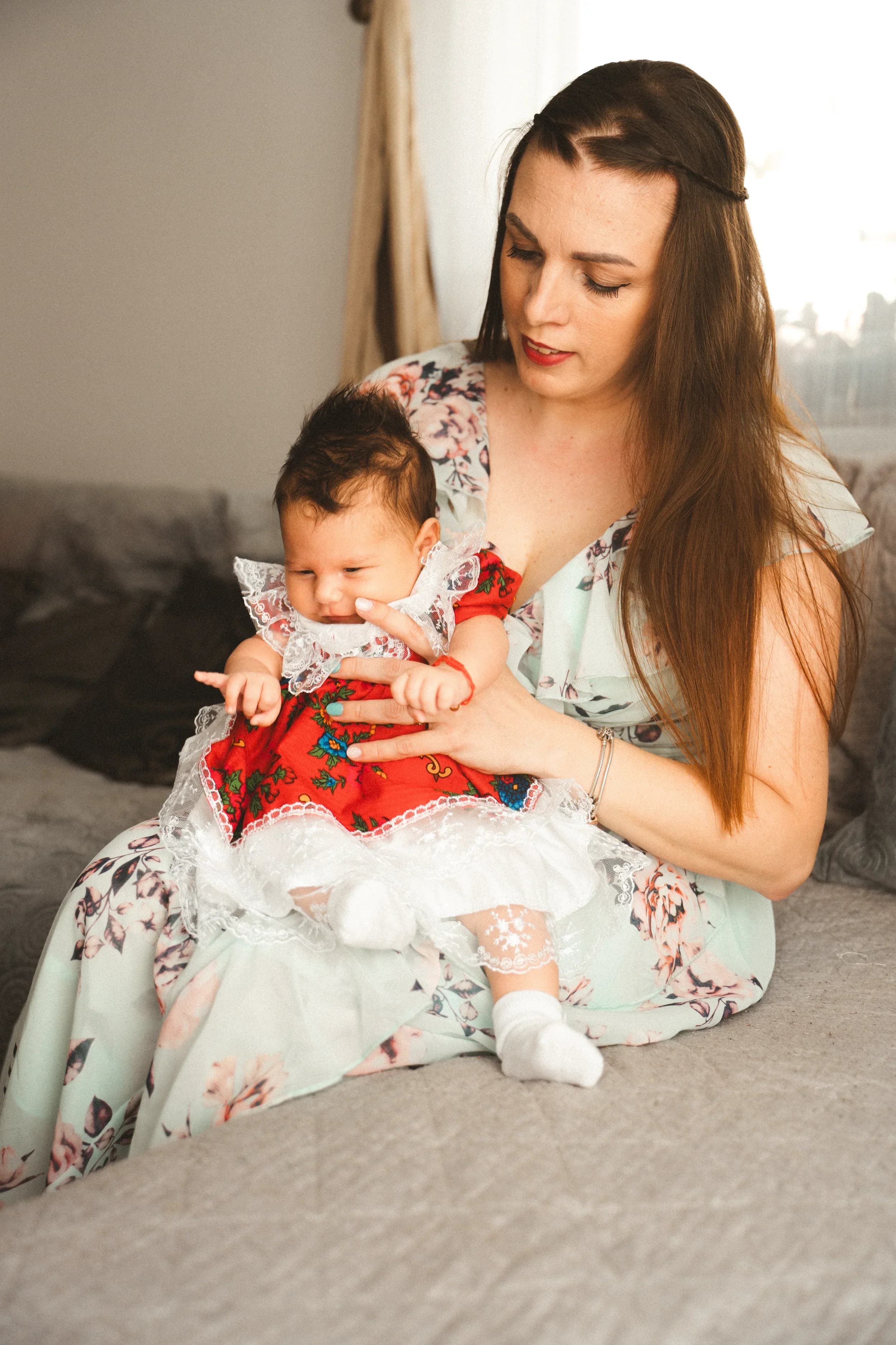 Mama si bebelus in rochie de botez fotograf botez profesional Brasov Crudu Alexandru CA Photography