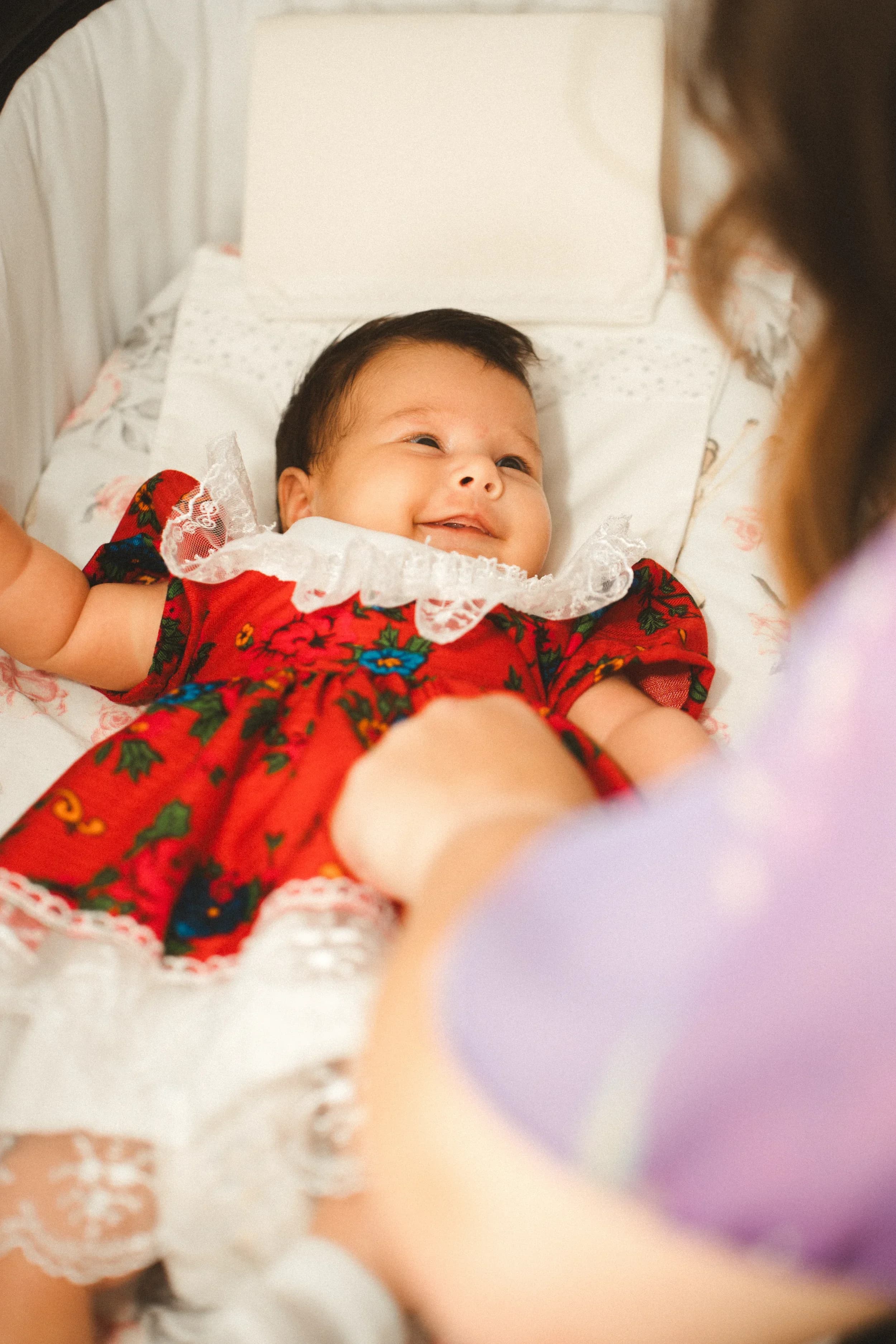 Bebelus zambitor in cosulet fotograf botez profesional Brasov Crudu Alexandru CA Photography