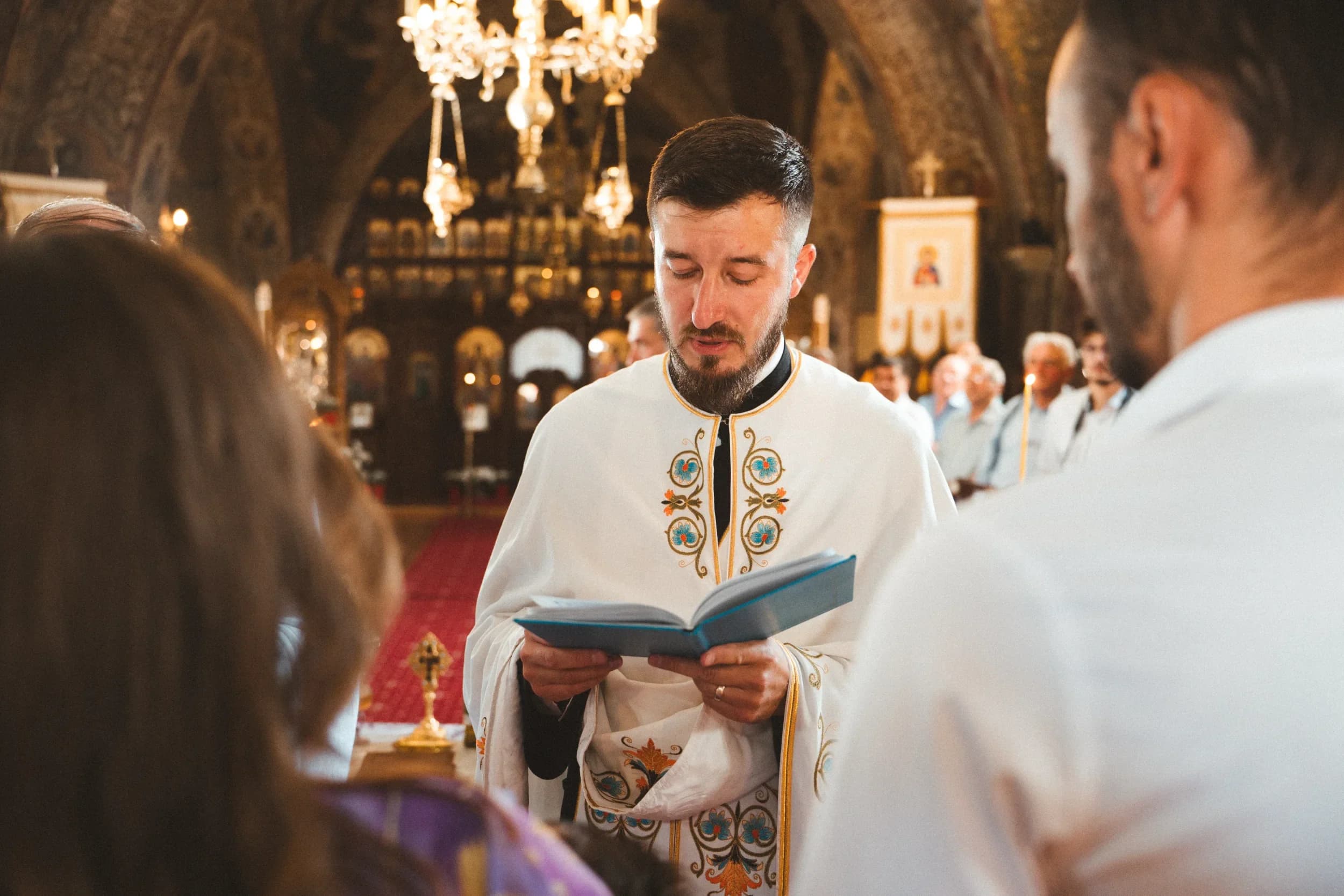 Preot citind rugaciunea fotograf botez profesional Brasov Crudu Alexandru CA Photography