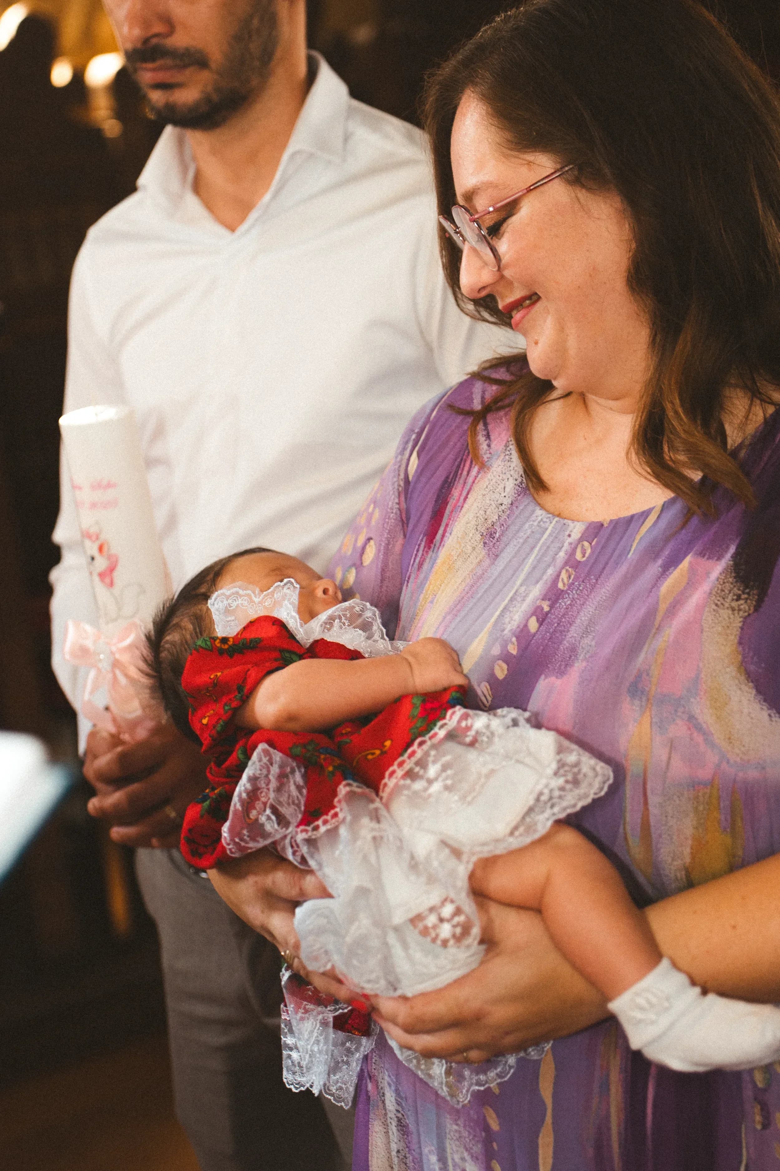 Bebelus in bratele mamei fotograf botez profesional Brasov Crudu Alexandru CA Photography