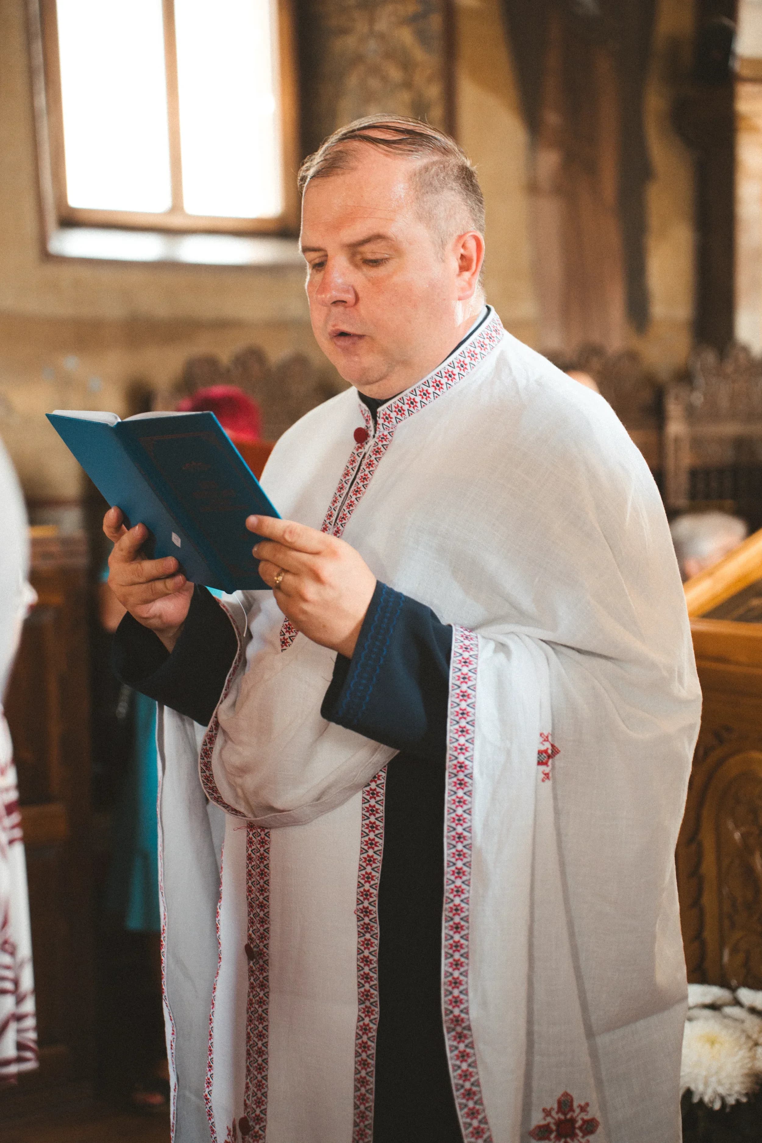 Preot citind rugaciunea fotograf botez profesional Brasov Crudu Alexandru CA Photography