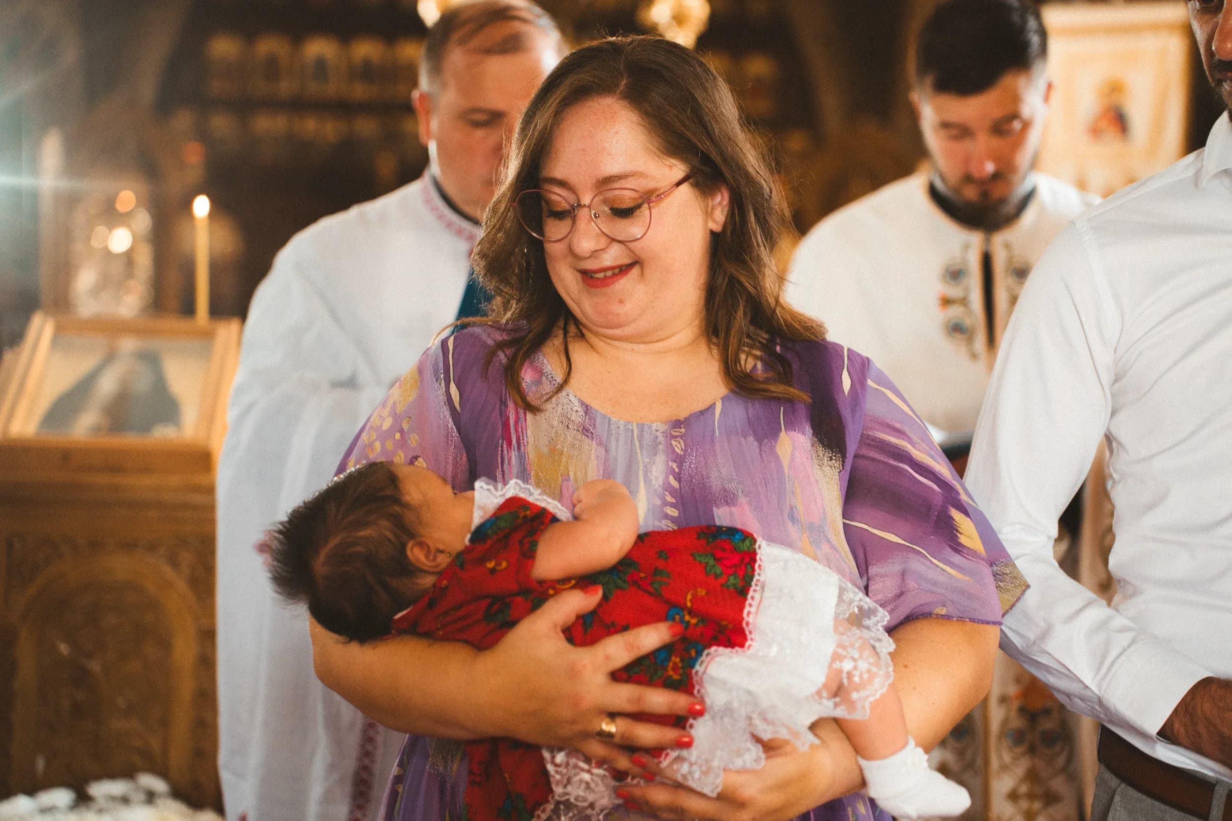 Mama fericita cu bebelusul in brate fotograf botez profesional Brasov Crudu Alexandru CA Photography