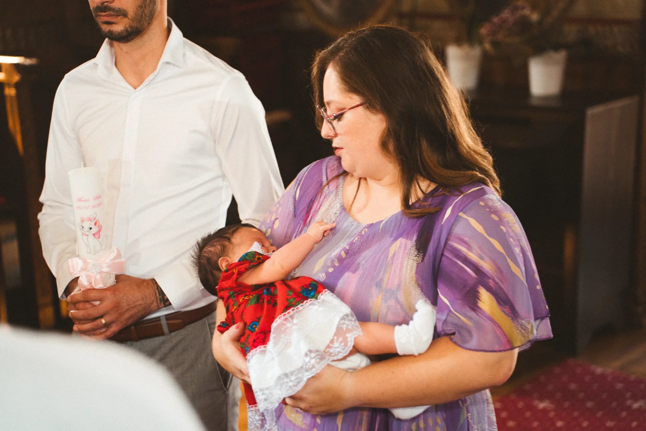 Moment emotionant cu bebelusul in bratele mamei fotograf botez profesional Brasov Crudu Alexandru CA Photography