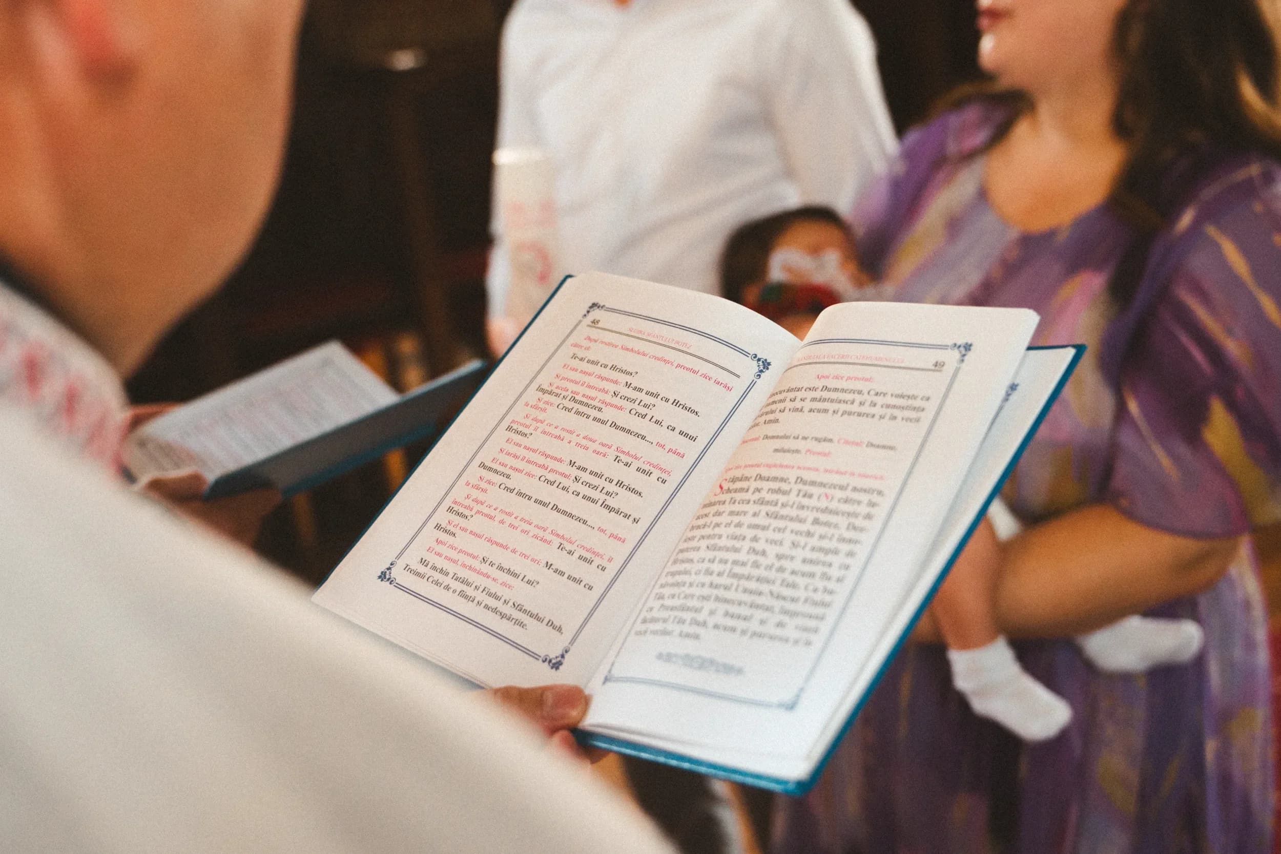 Moment emotionant cu cartea de rugaciuni fotograf botez profesional Brasov Crudu Alexandru CA Photography