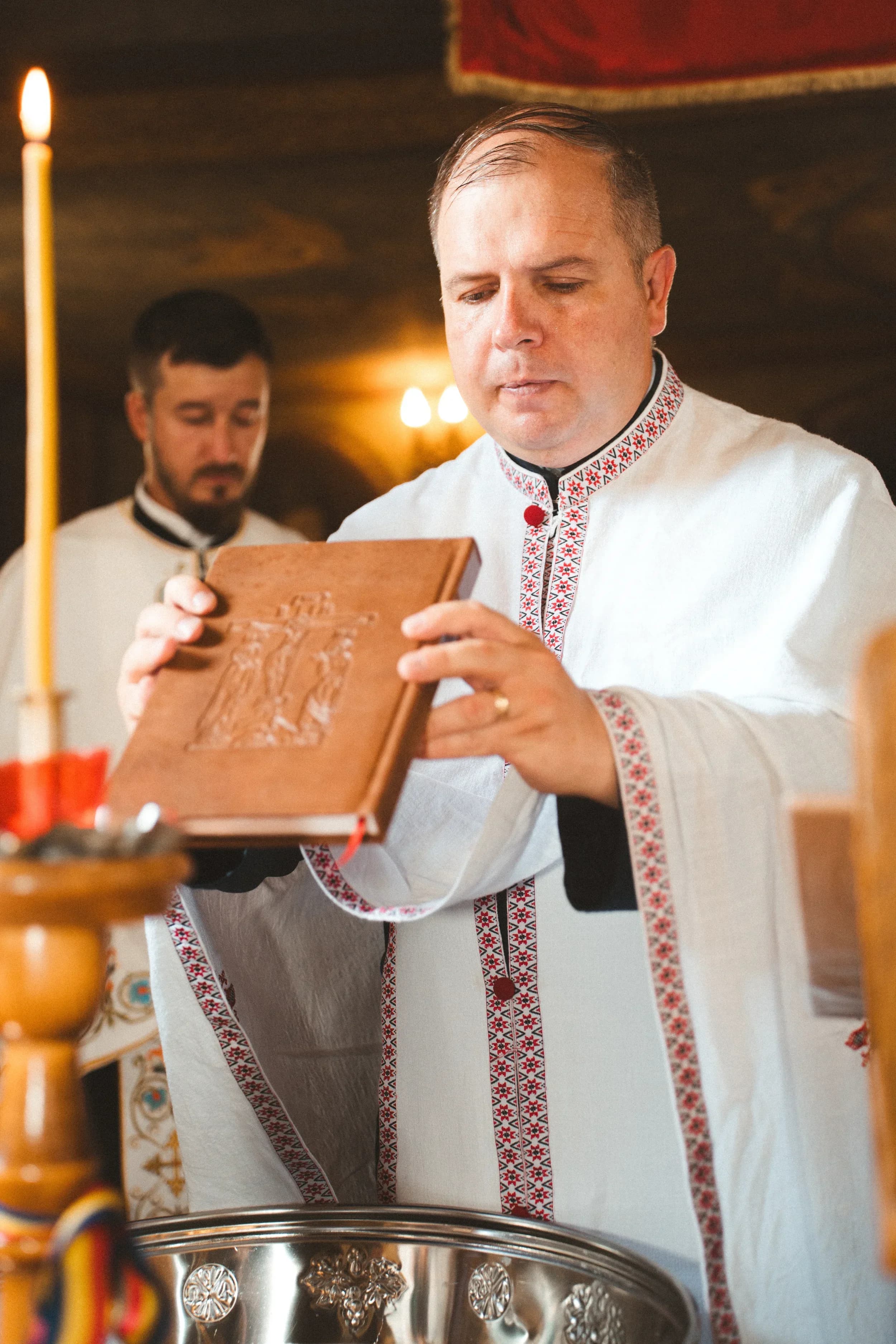 Moment solemn al preotului cu cartea sfanta fotograf botez profesional Brasov Crudu Alexandru CA Photography