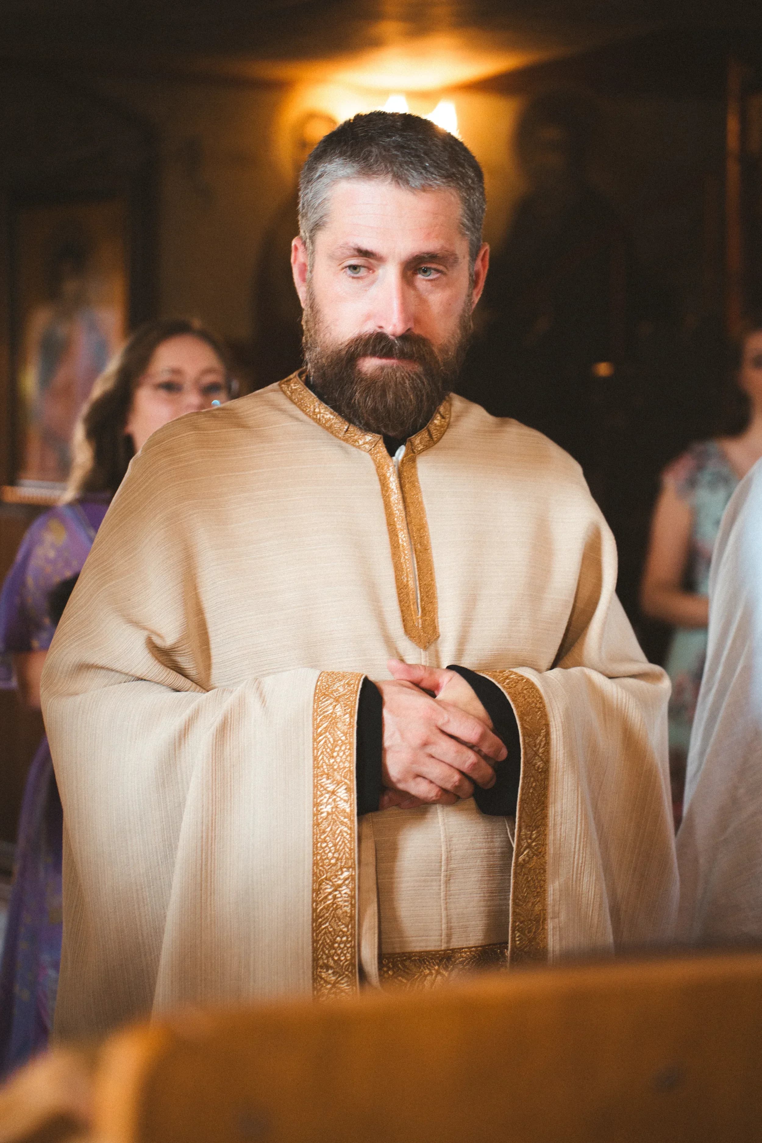 Preot in rugaciune fotograf botez profesional Brasov Crudu Alexandru CA Photography