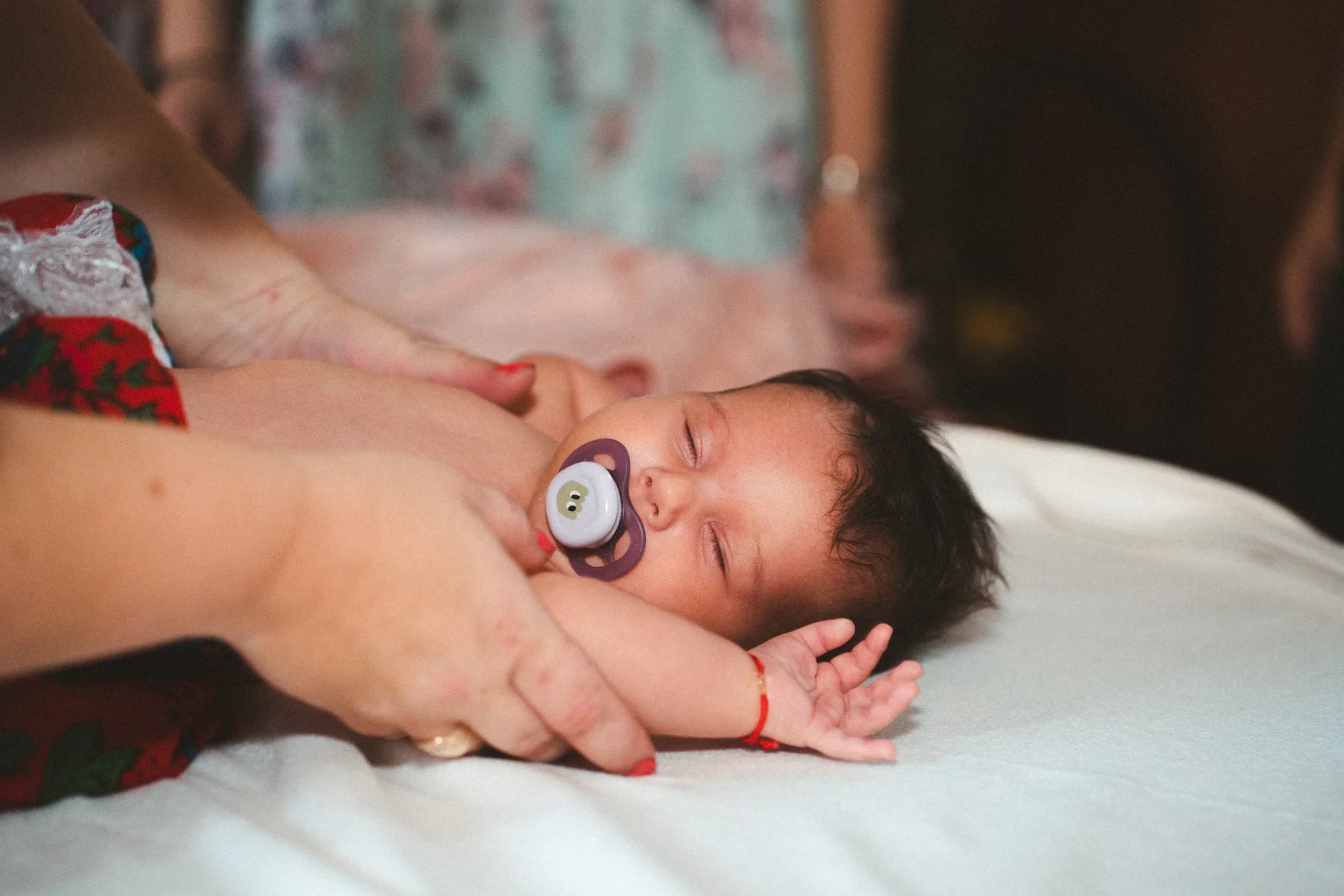 Bebelus somnoros cu suzeta fotograf botez profesional Brasov Crudu Alexandru CA Photography