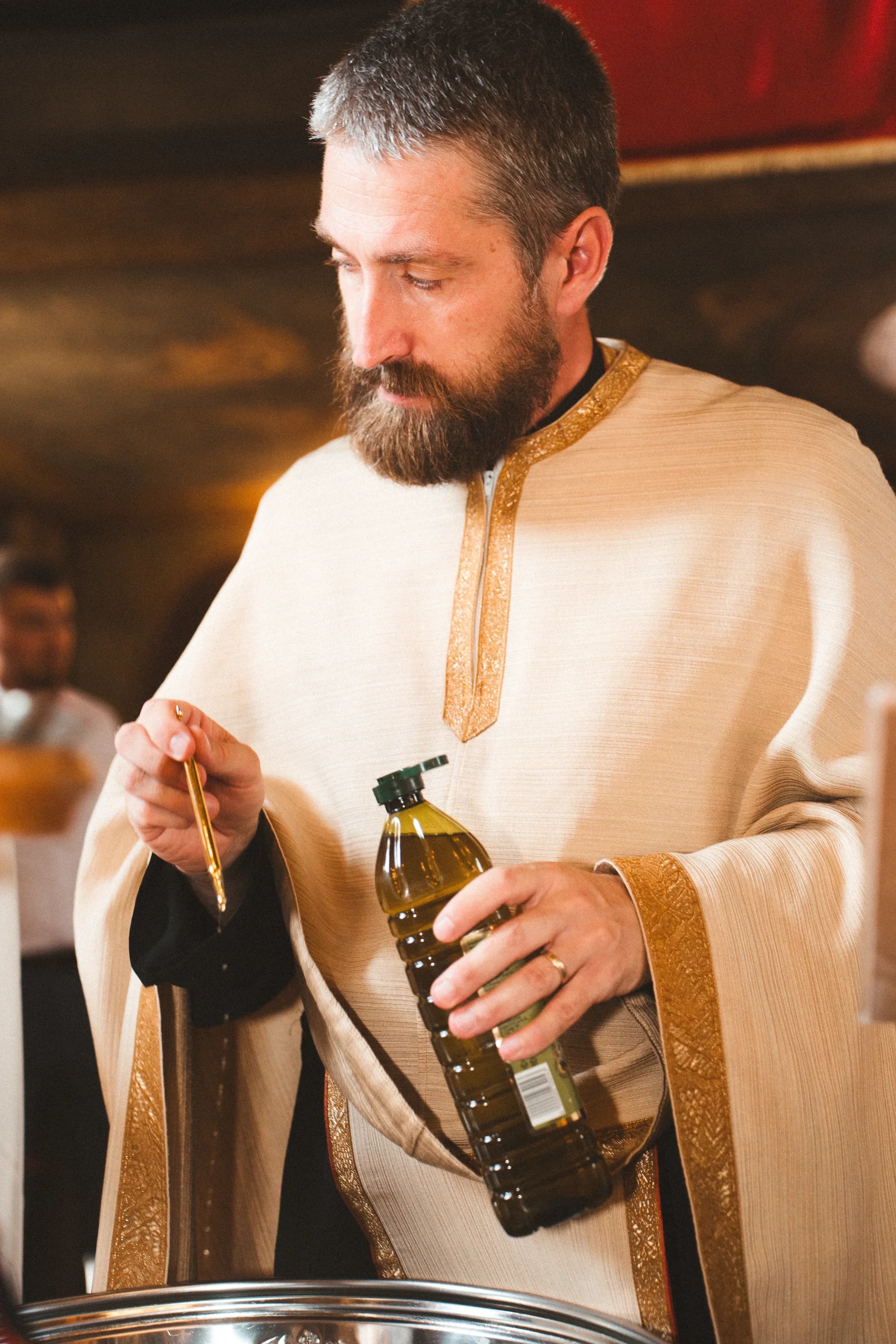 Preot pregatind ritualul botez fotograf botez profesional Brasov Crudu Alexandru CA Photography
