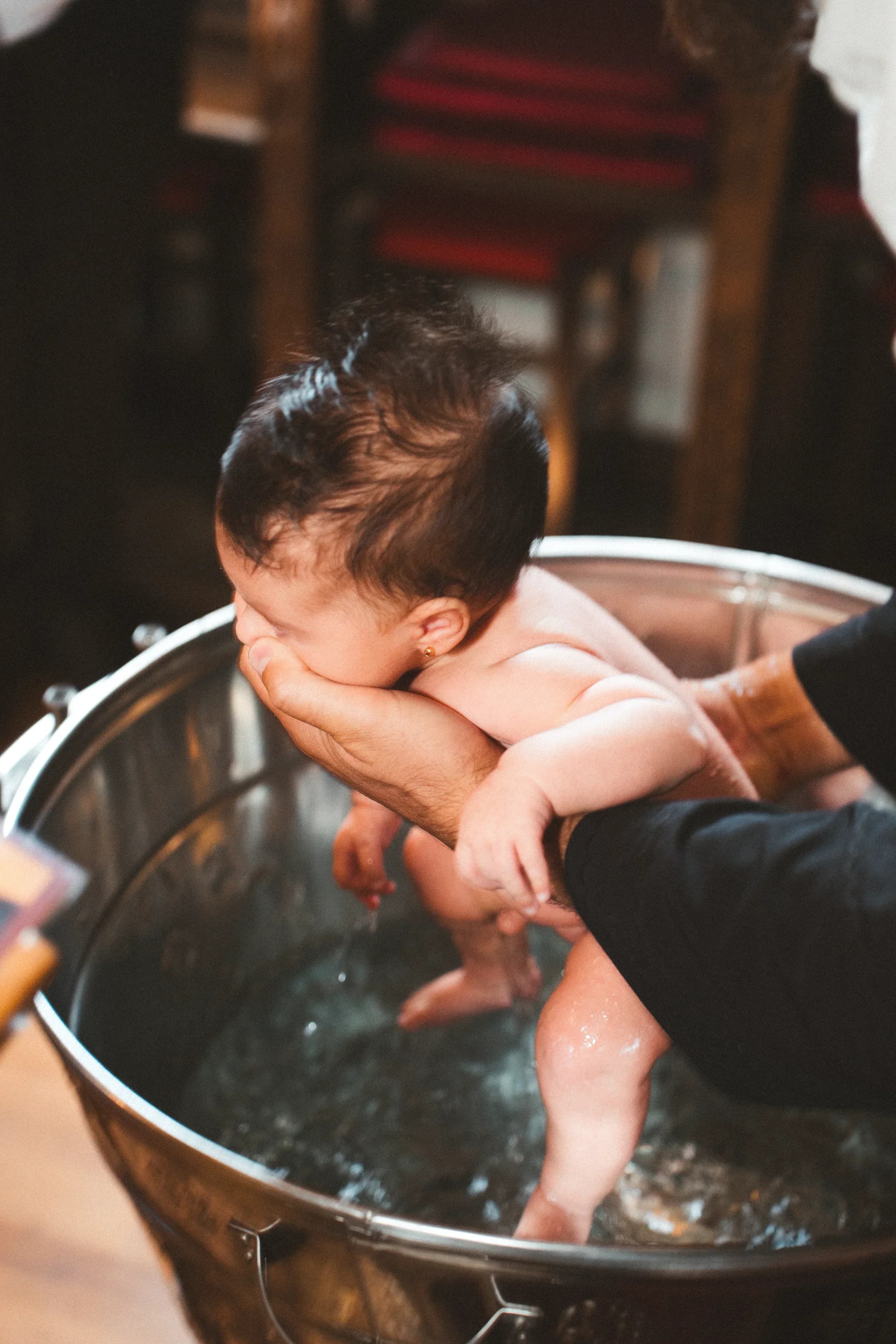 Moment emotionant cu bebelus in cristelnita fotograf botez profesional Brasov Crudu Alexandru CA Photography