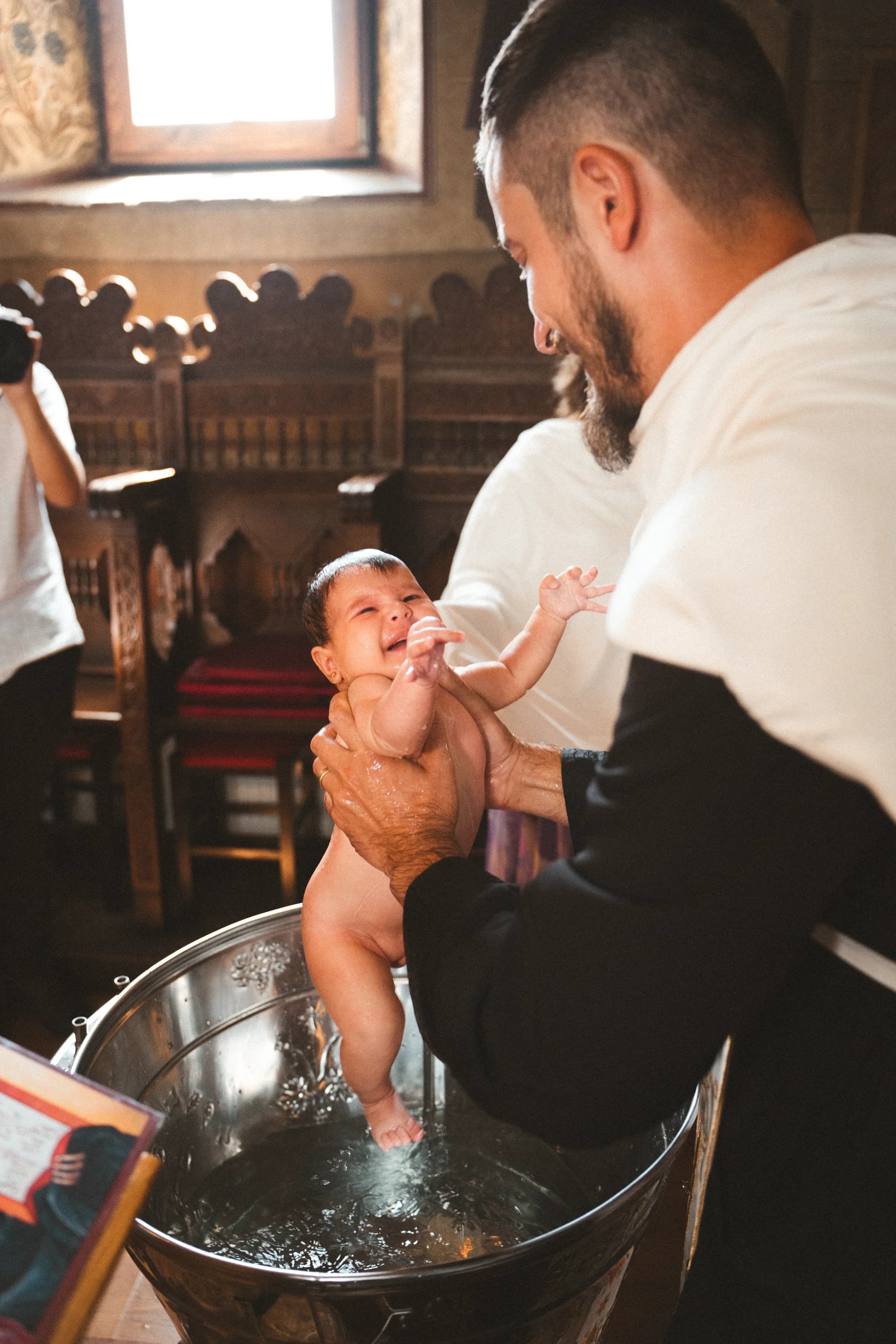 Bebelus in cristelnita fotograf botez profesional Brasov Crudu Alexandru CA Photography