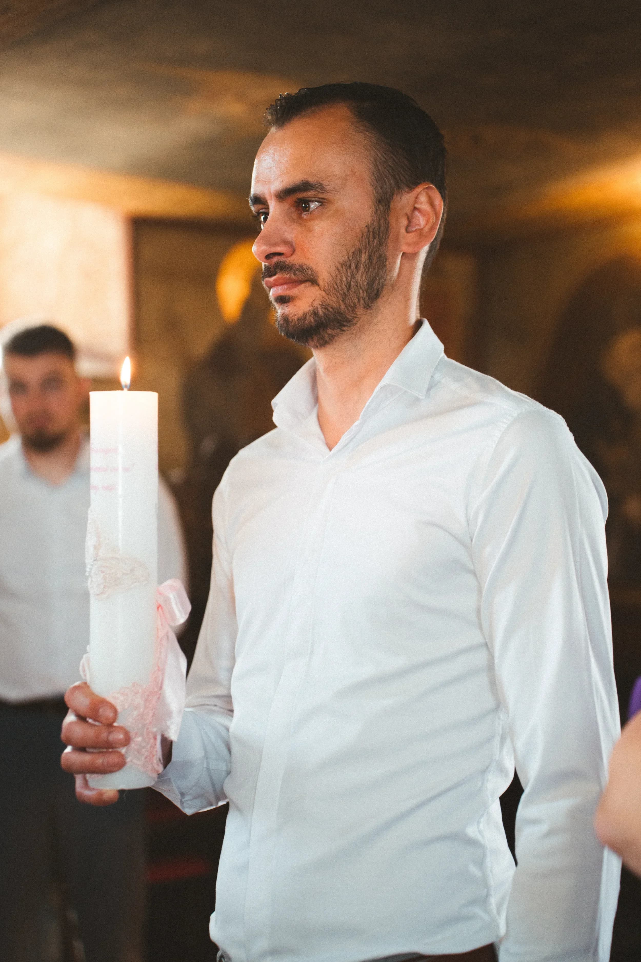 Moment solemn cu lumanarea botezului fotograf botez profesional Brasov Crudu Alexandru CA Photography