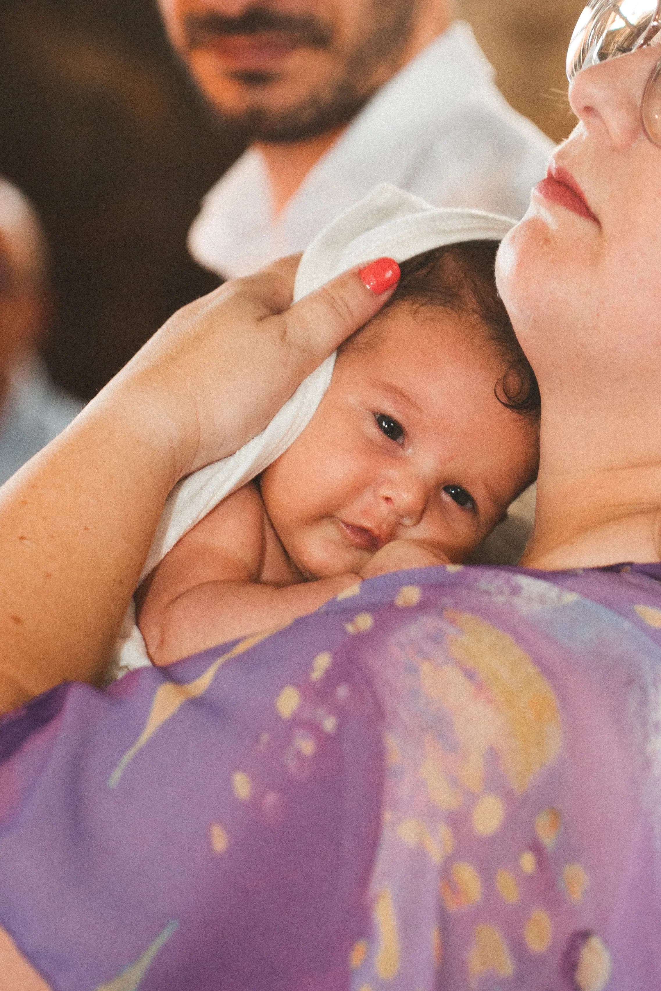 Bebelus emotionant in bratele mamei fotograf botez profesional Brasov Crudu Alexandru CA Photography