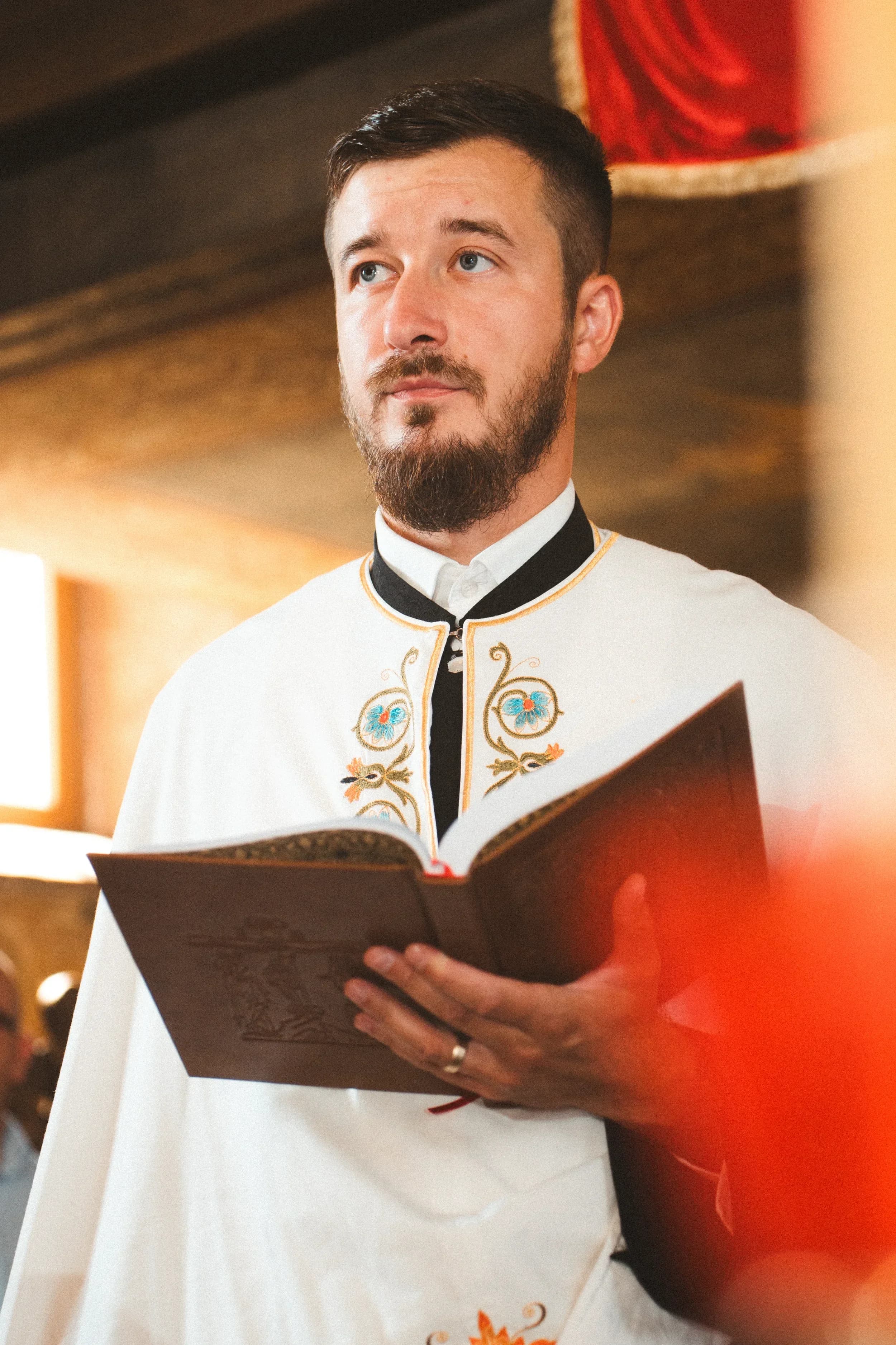 Preot in timpul ceremoniei fotograf botez profesional Brasov Crudu Alexandru CA Photography