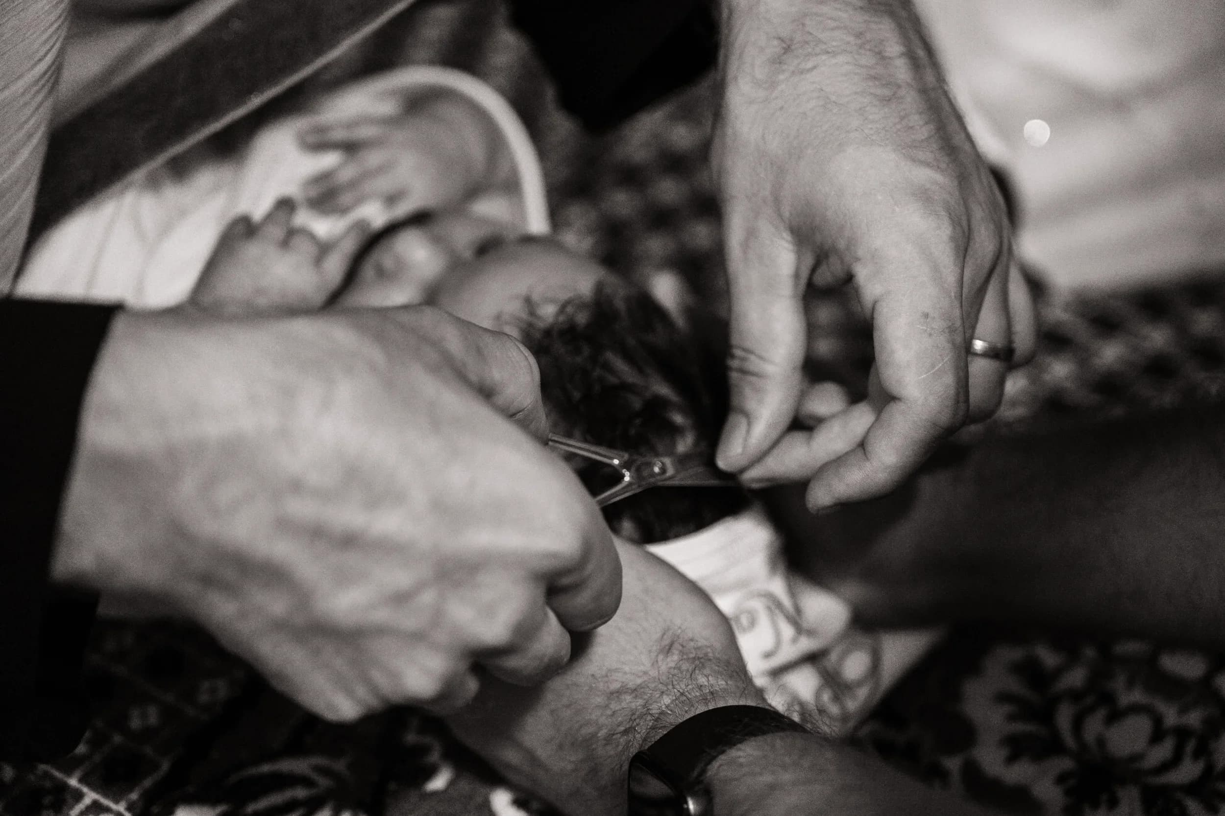 Gest delicat de tuns parul bebelusului fotograf botez profesional Brasov Crudu Alexandru CA Photography