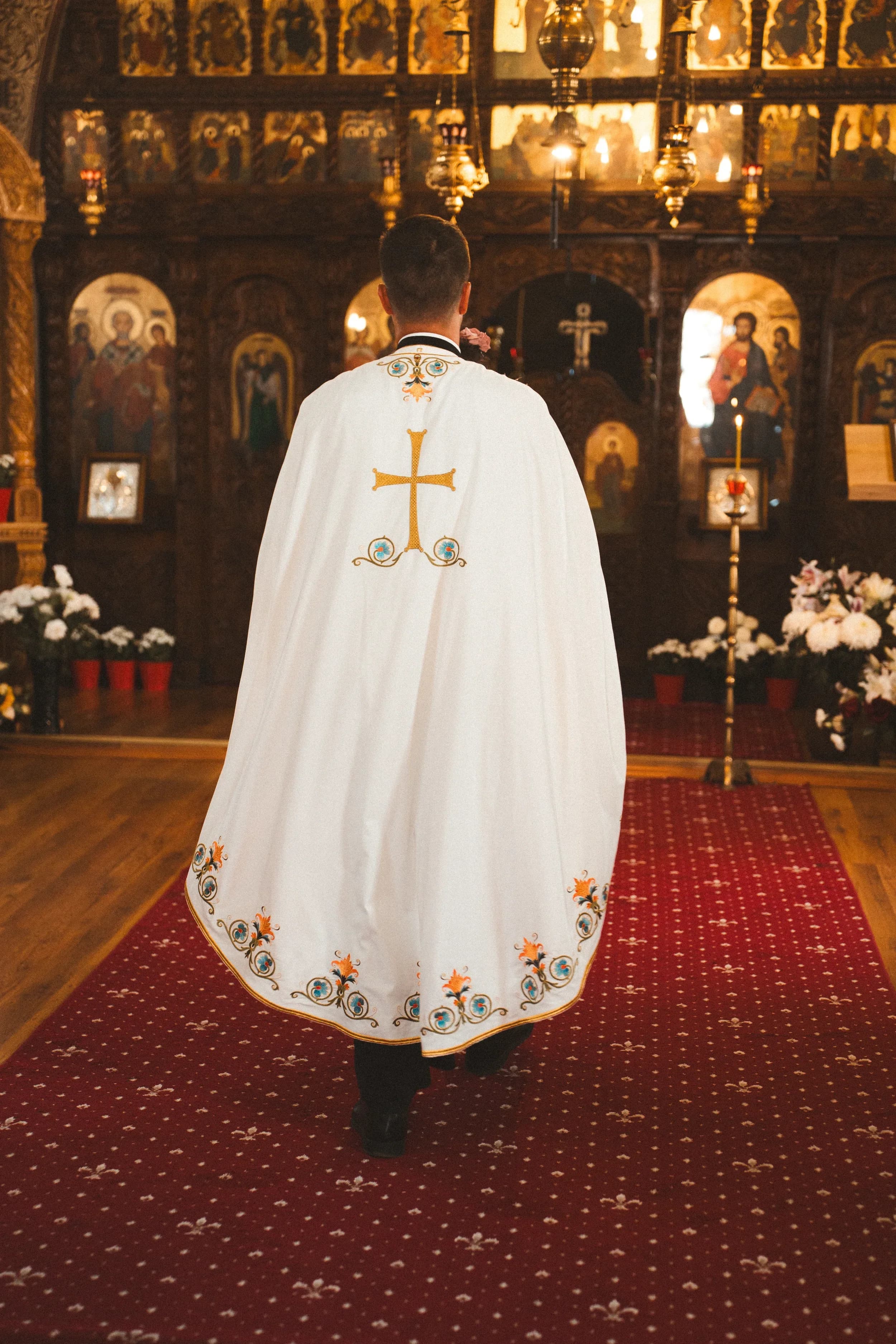 Preot in haina de slujba fotograf botez profesional Brasov Crudu Alexandru CA Photography