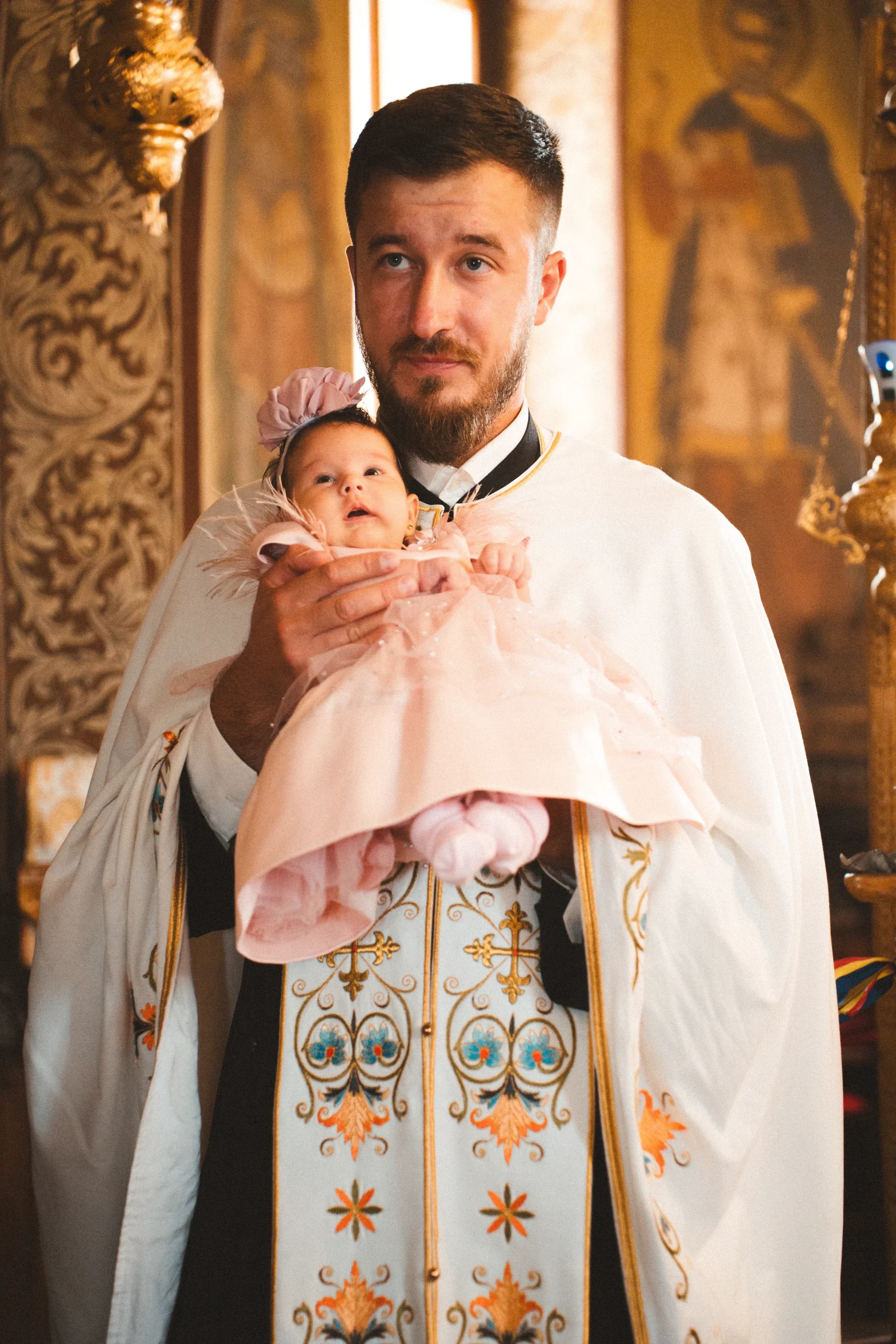 Moment emotionant cu tatal si bebelusul fotograf botez profesional Brasov Crudu Alexandru CA Photography