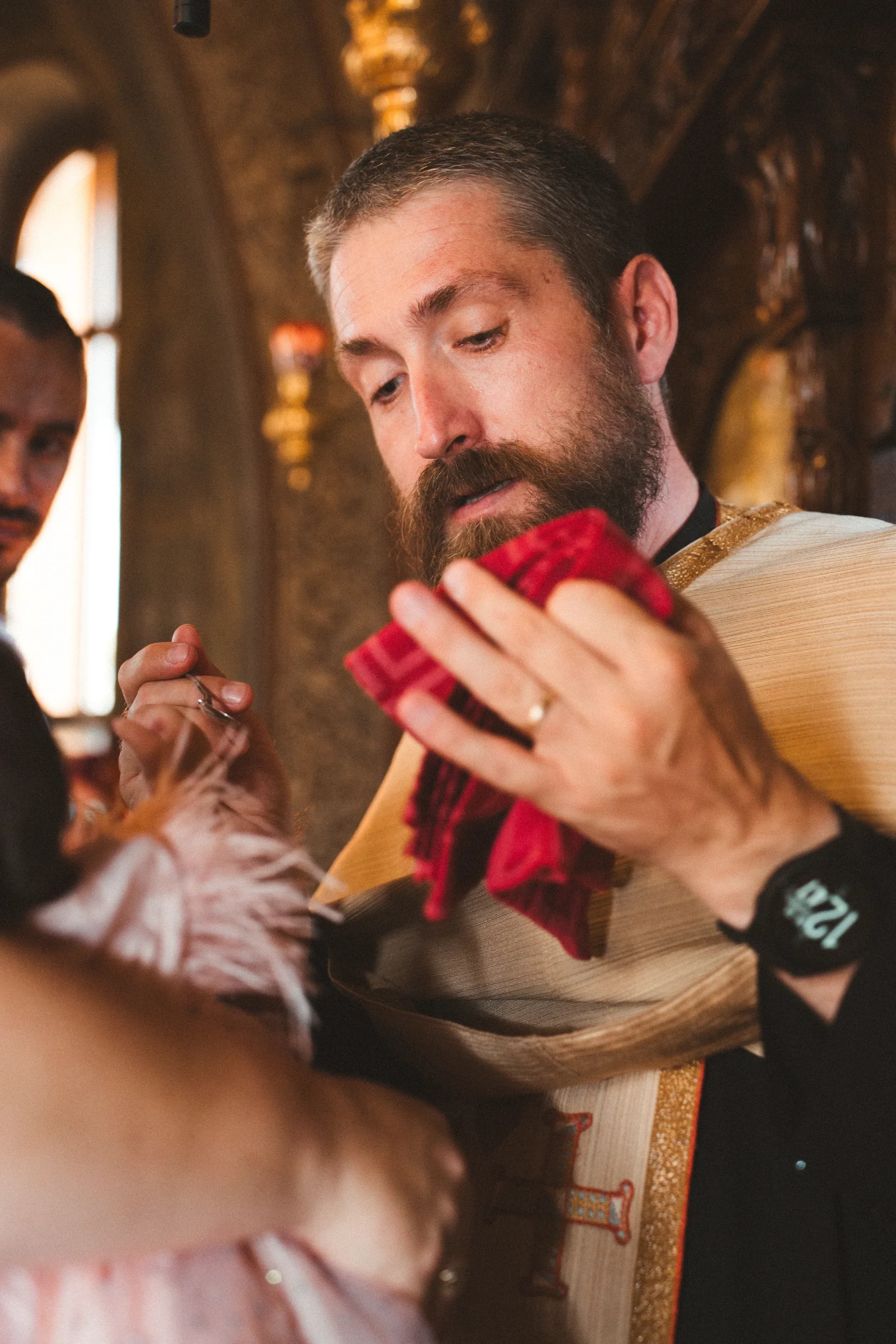 Preot care boteaza bebelusul fotograf botez profesional Brasov Crudu Alexandru CA Photography