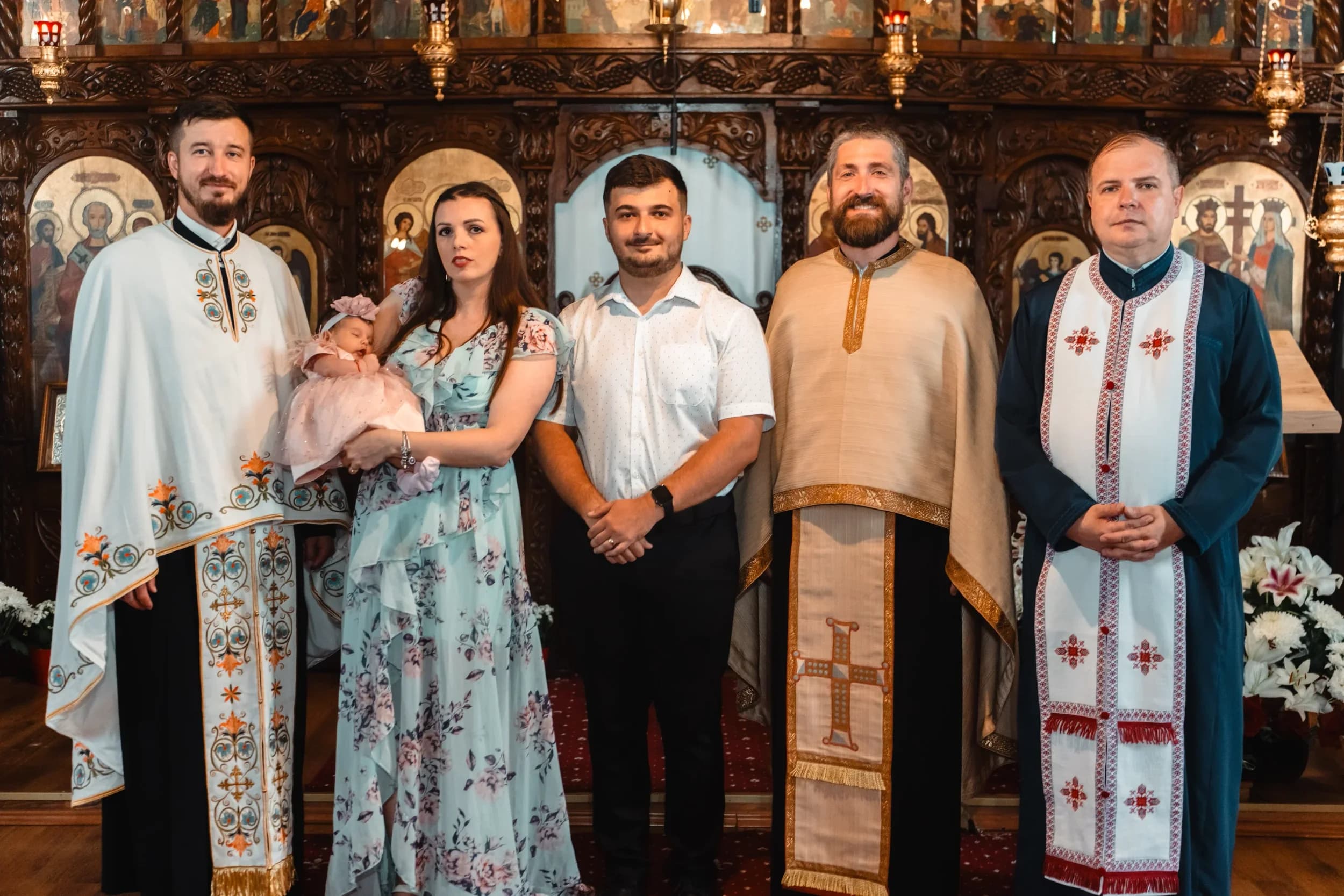 Bebelus si parinti in biserica fotograf botez profesional Brasov Crudu Alexandru CA Photography