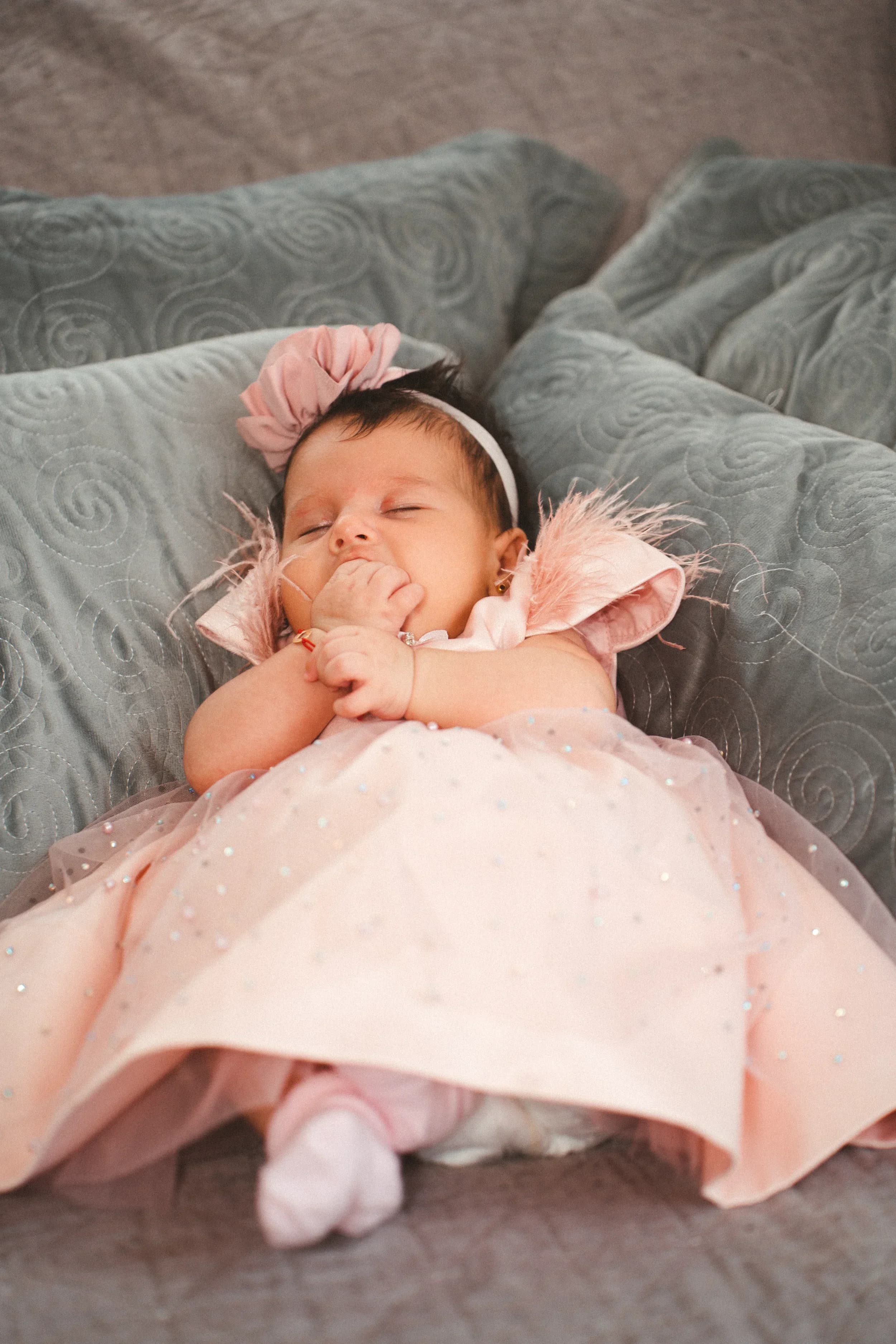 Bebeluș adorabil în rochie roz fotograf botez profesional Brasov Crudu Alexandru CA Photography