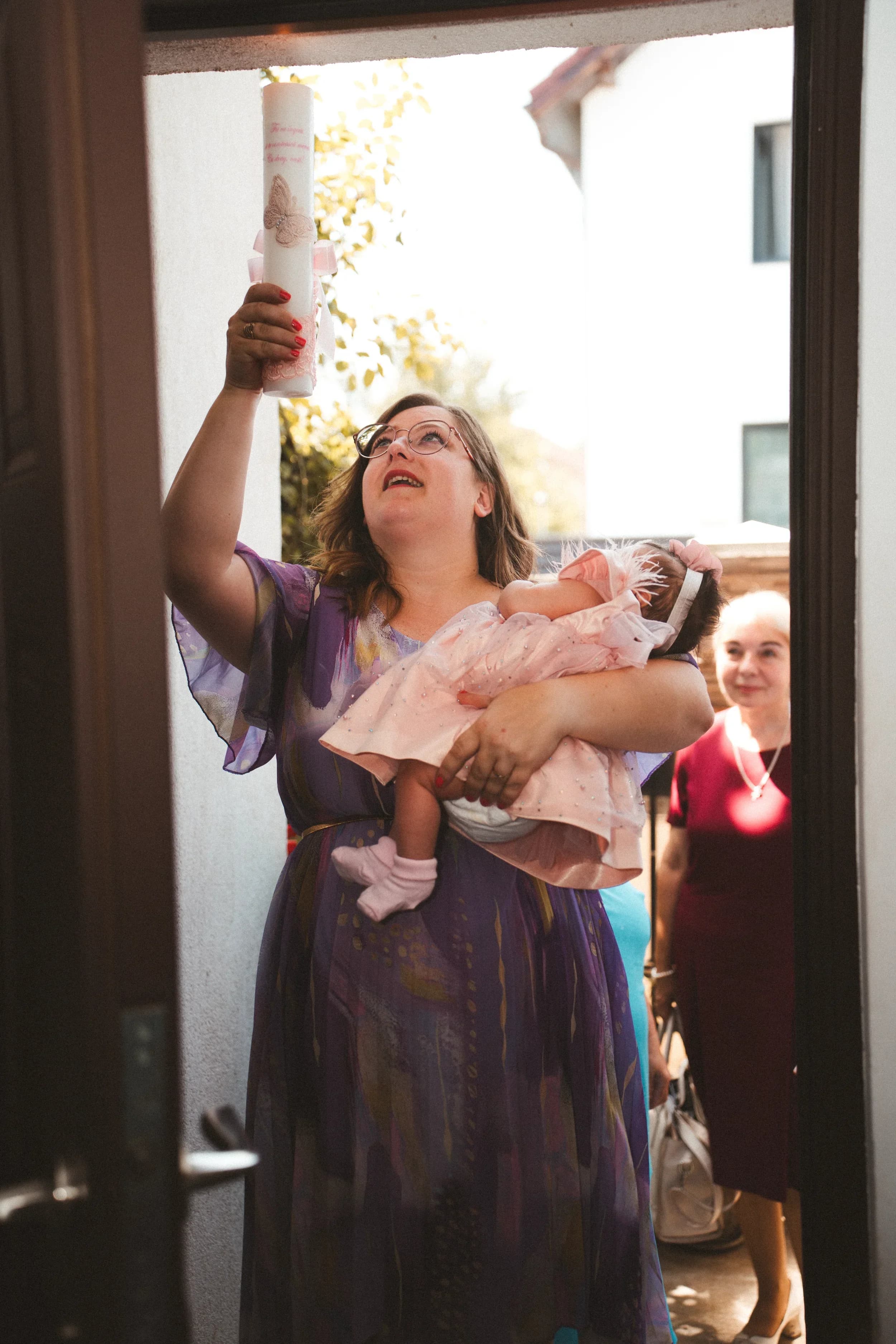 Moment de bucurie cu bebelusul la usa fotograf botez profesional Brasov Crudu Alexandru CA Photography