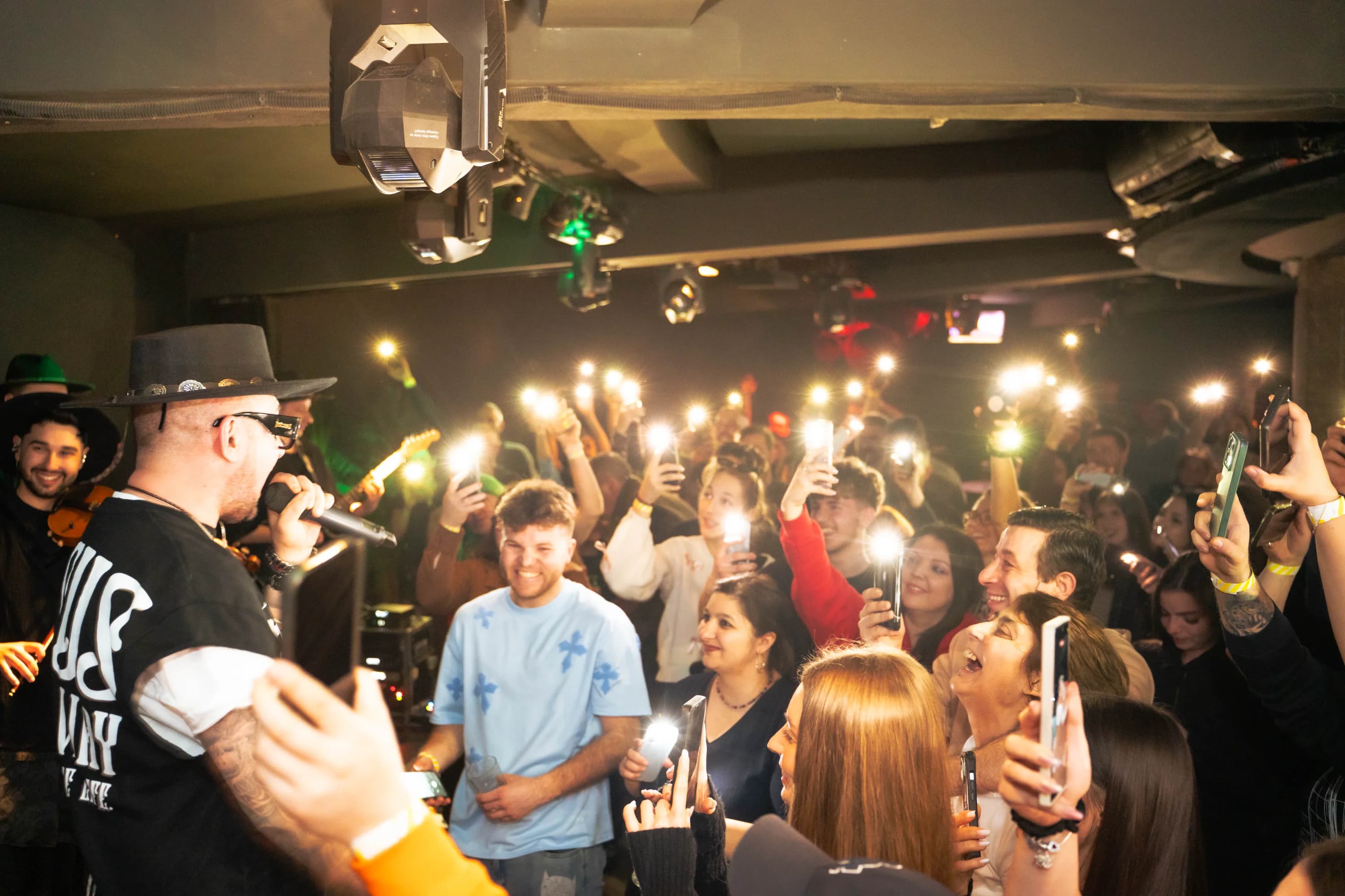 Public aplaudand artistul fotograf club evenimente Brasov Crudu Alexandru CA Photography