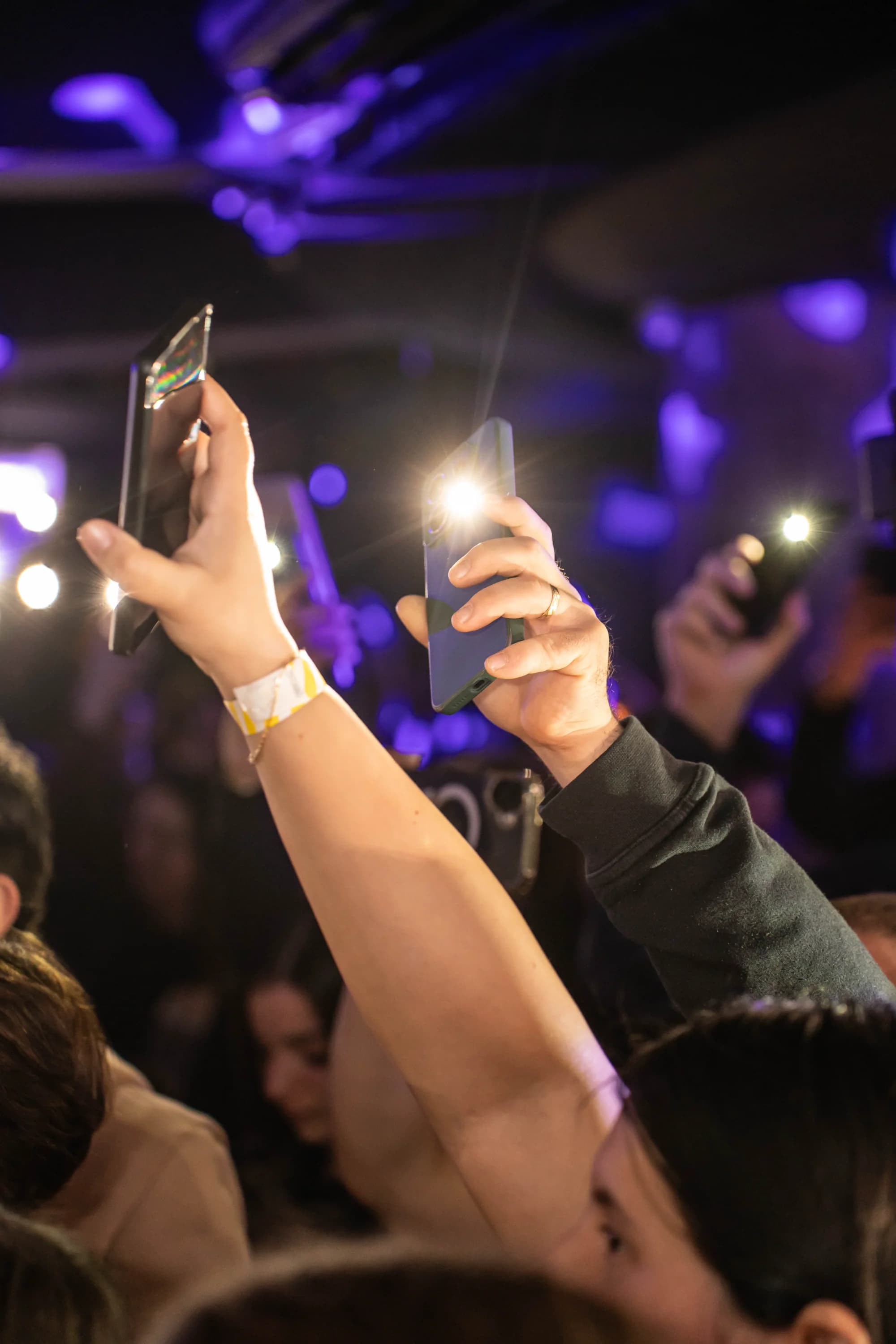 Mâini ridicate cu telefoane fotograf club evenimente Brasov Crudu Alexandru CA Photography