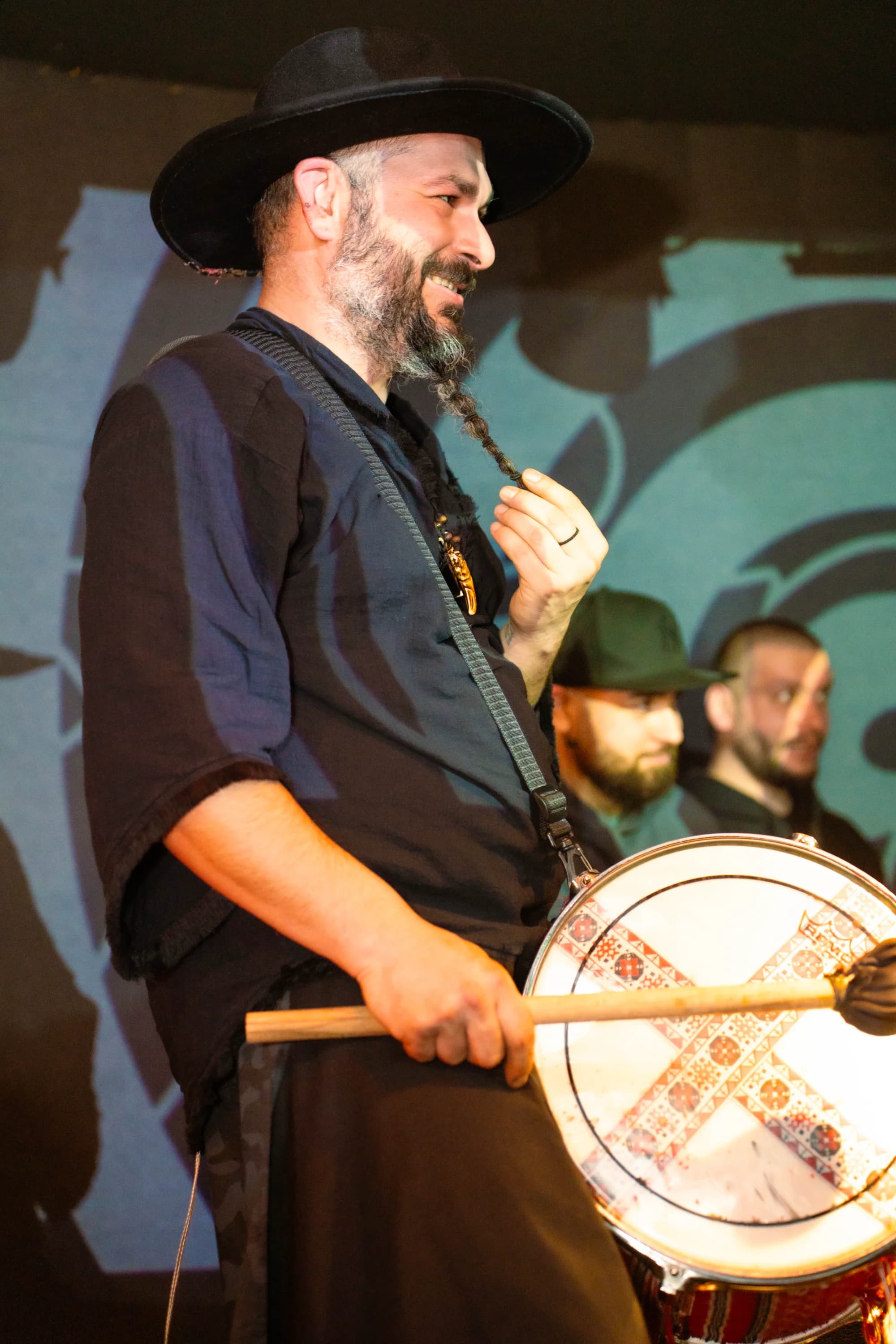 Muzician cu tobe in actiune fotograf club evenimente Brasov Crudu Alexandru CA Photography