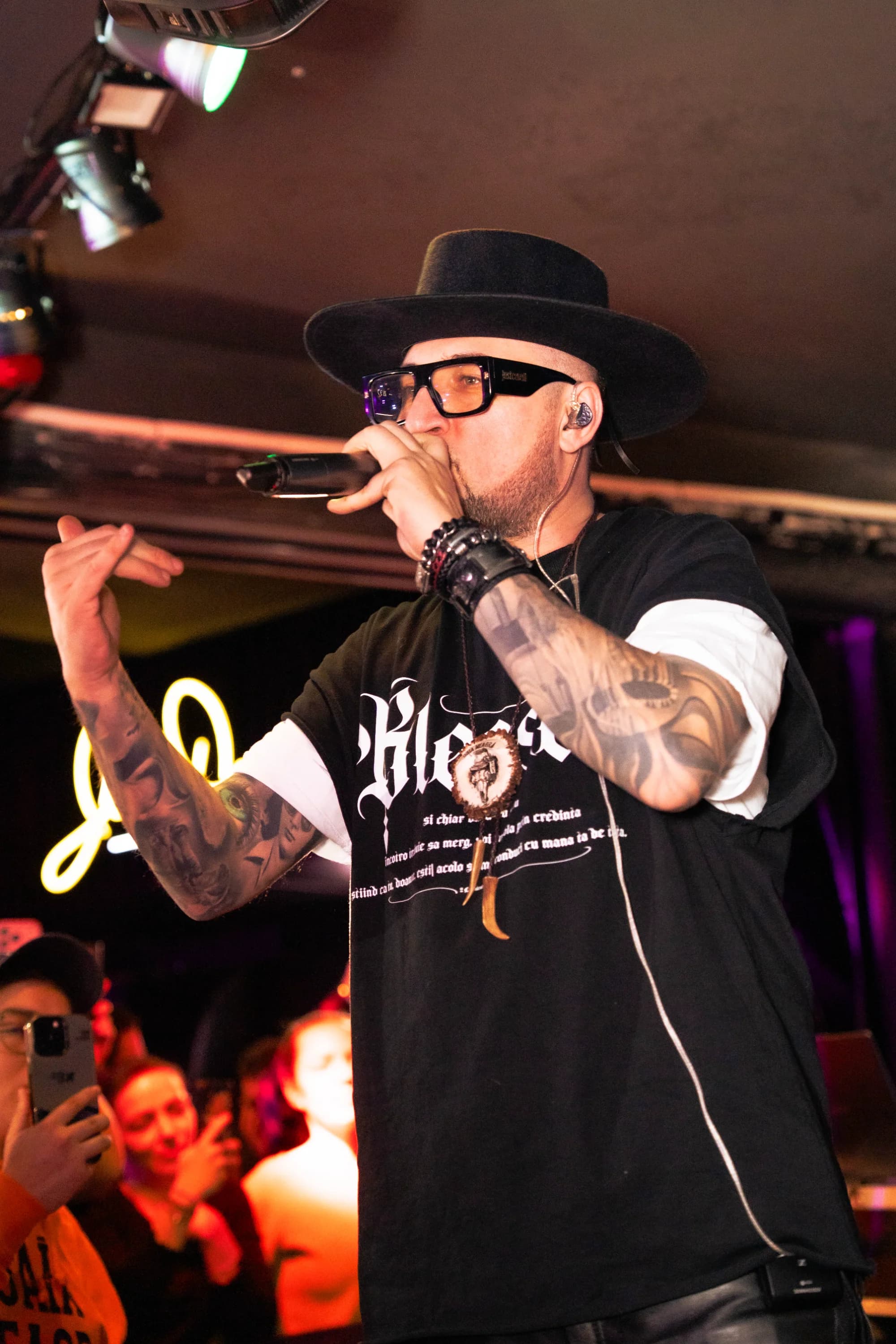 Artist pe scena cantand fotograf club evenimente Brasov Crudu Alexandru CA Photography