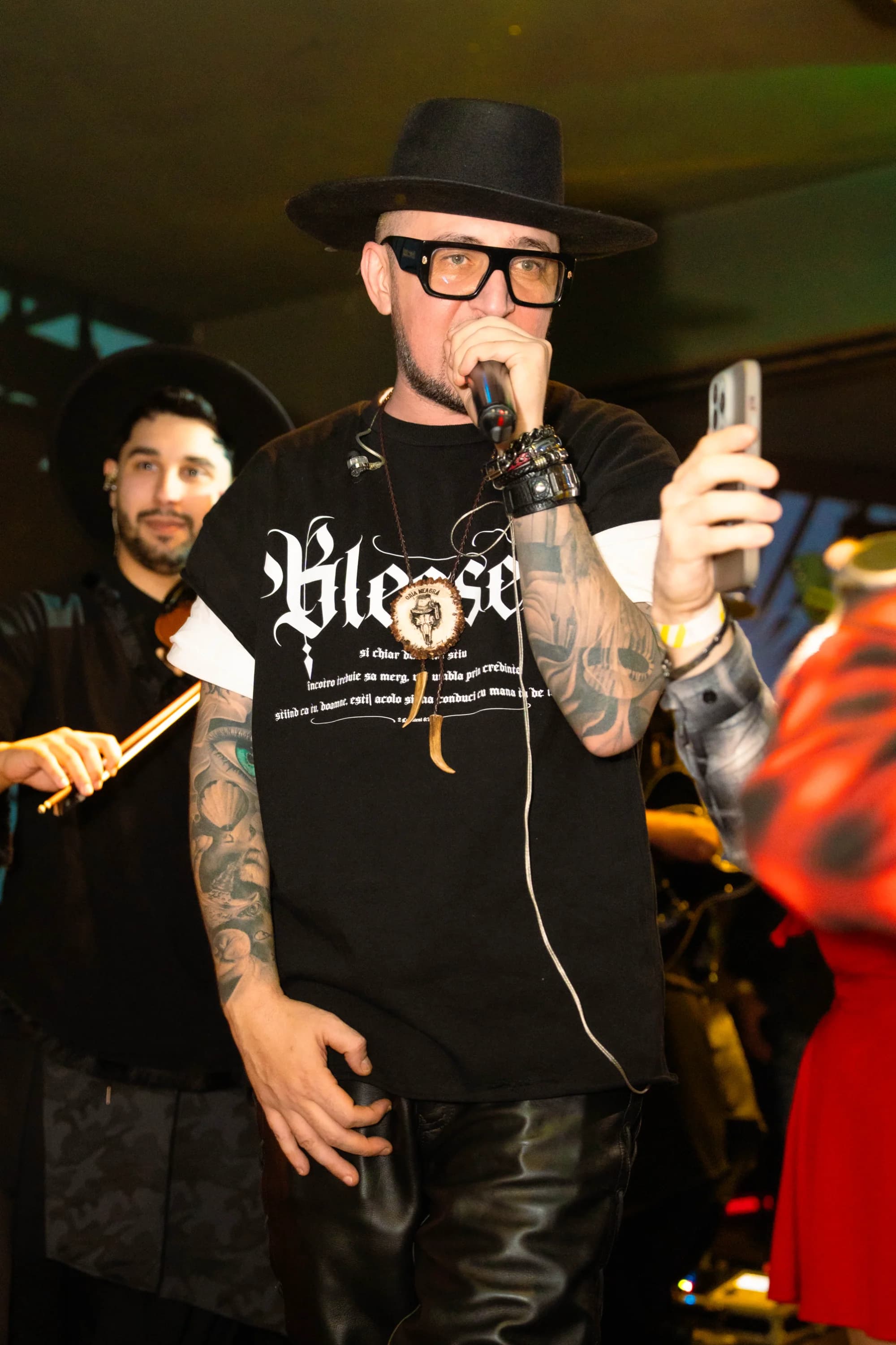 Artist cantand pentru multime fotograf club evenimente Brasov Crudu Alexandru CA Photography