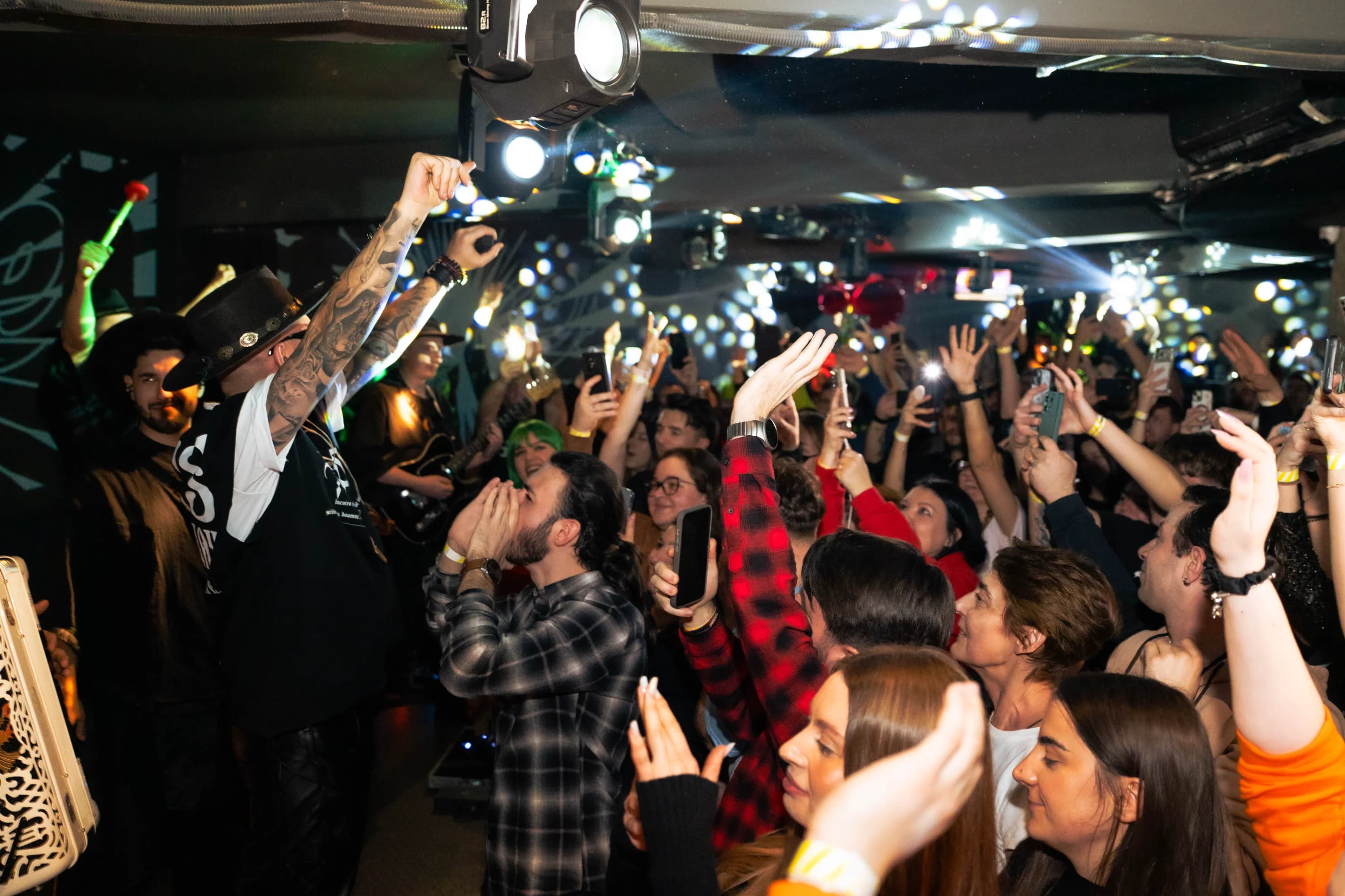 Public entuziasmat la concert fotograf club evenimente Brasov Crudu Alexandru CA Photography