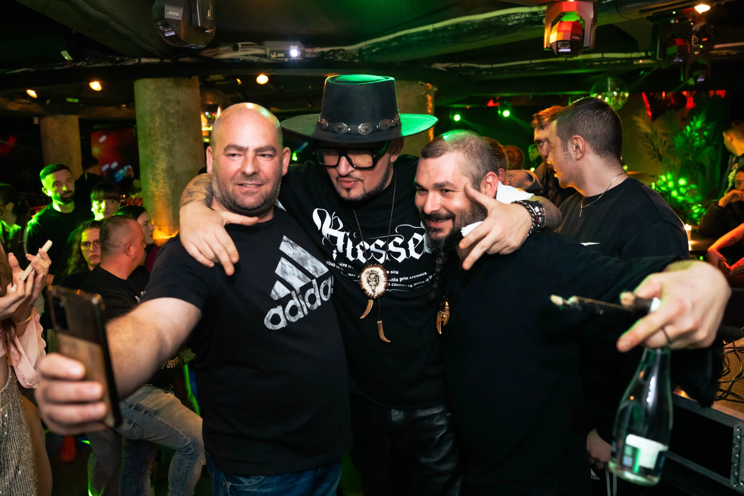 Bărbați pozând cu artist fotograf club evenimente Brasov Crudu Alexandru CA Photography