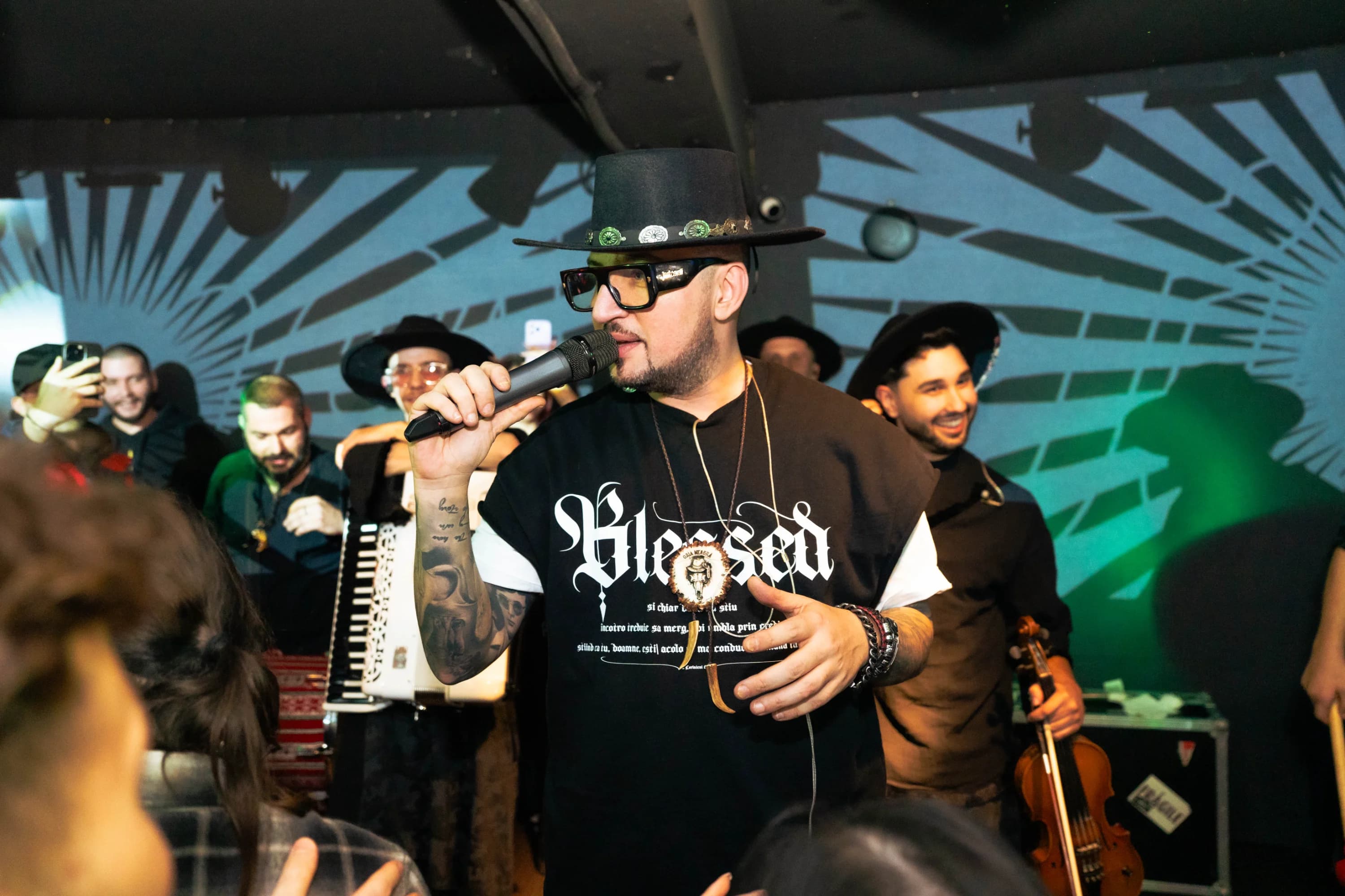 Artist pe scena interactiv cu public fotograf club evenimente Brasov Crudu Alexandru CA Photography