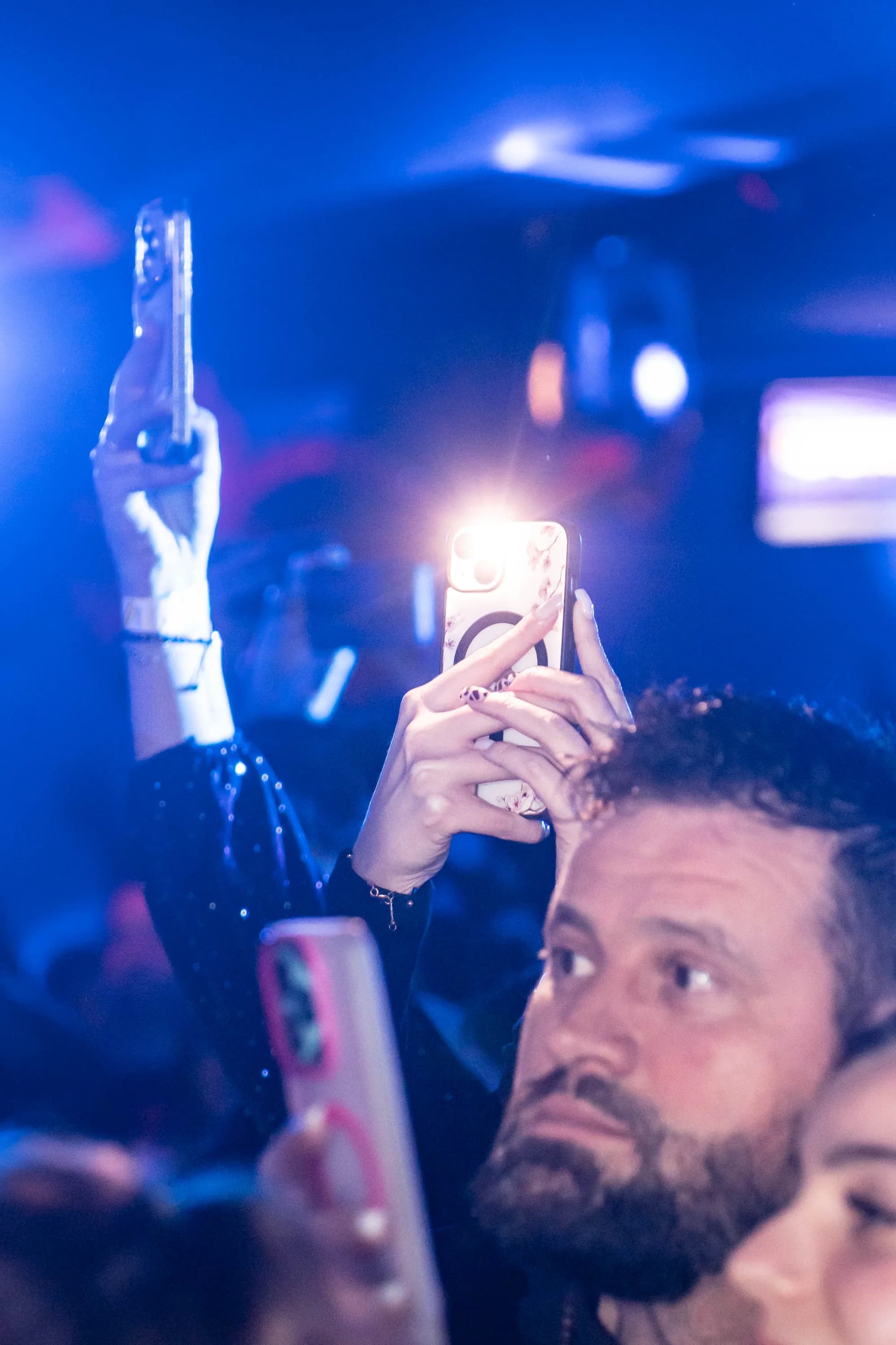 Oameni filmand in club fotograf club evenimente Brasov Crudu Alexandru CA Photography