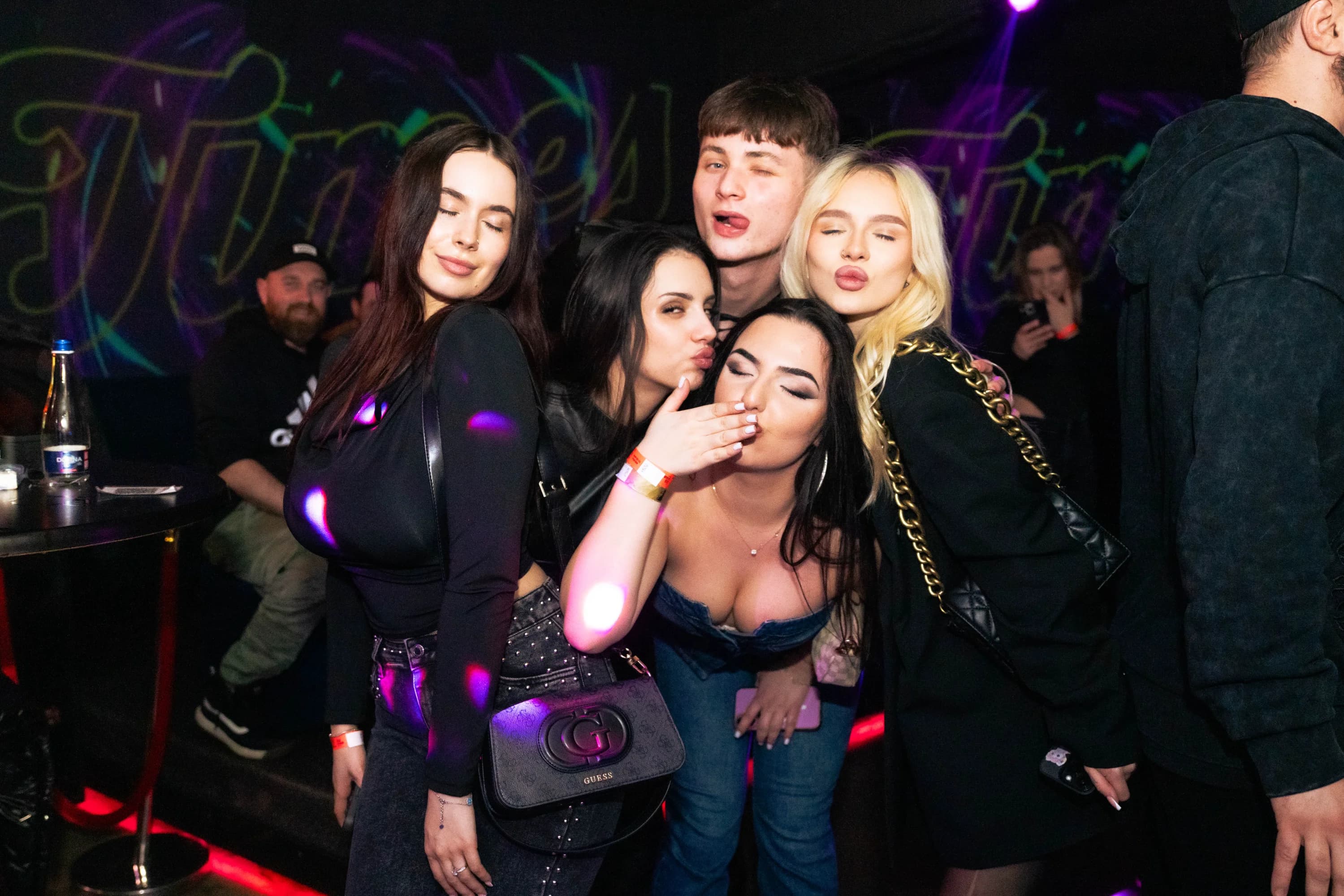 Tineri pozand in club fotograf club evenimente Brasov Crudu Alexandru CA Photography