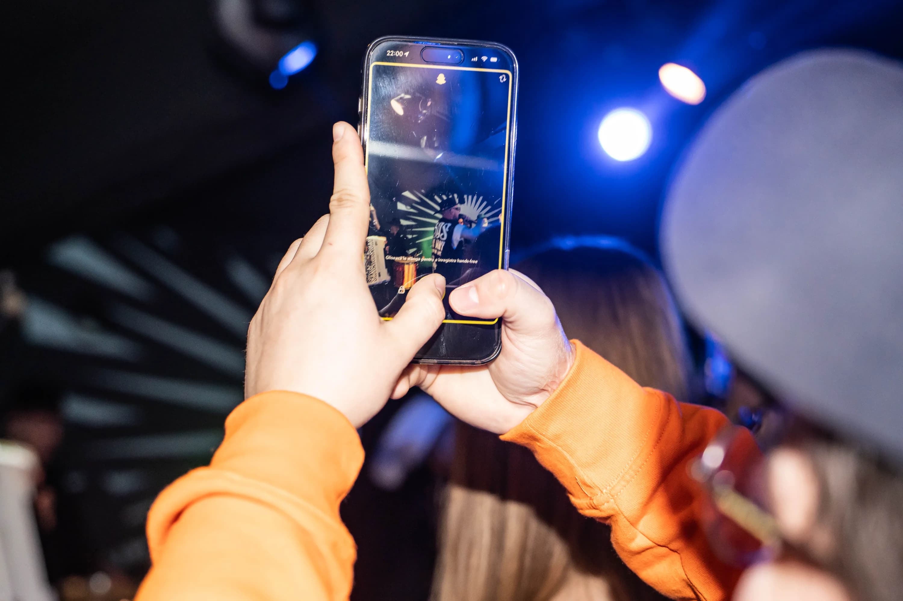 Persoana fotografiind in club fotograf club evenimente Brasov Crudu Alexandru CA Photography