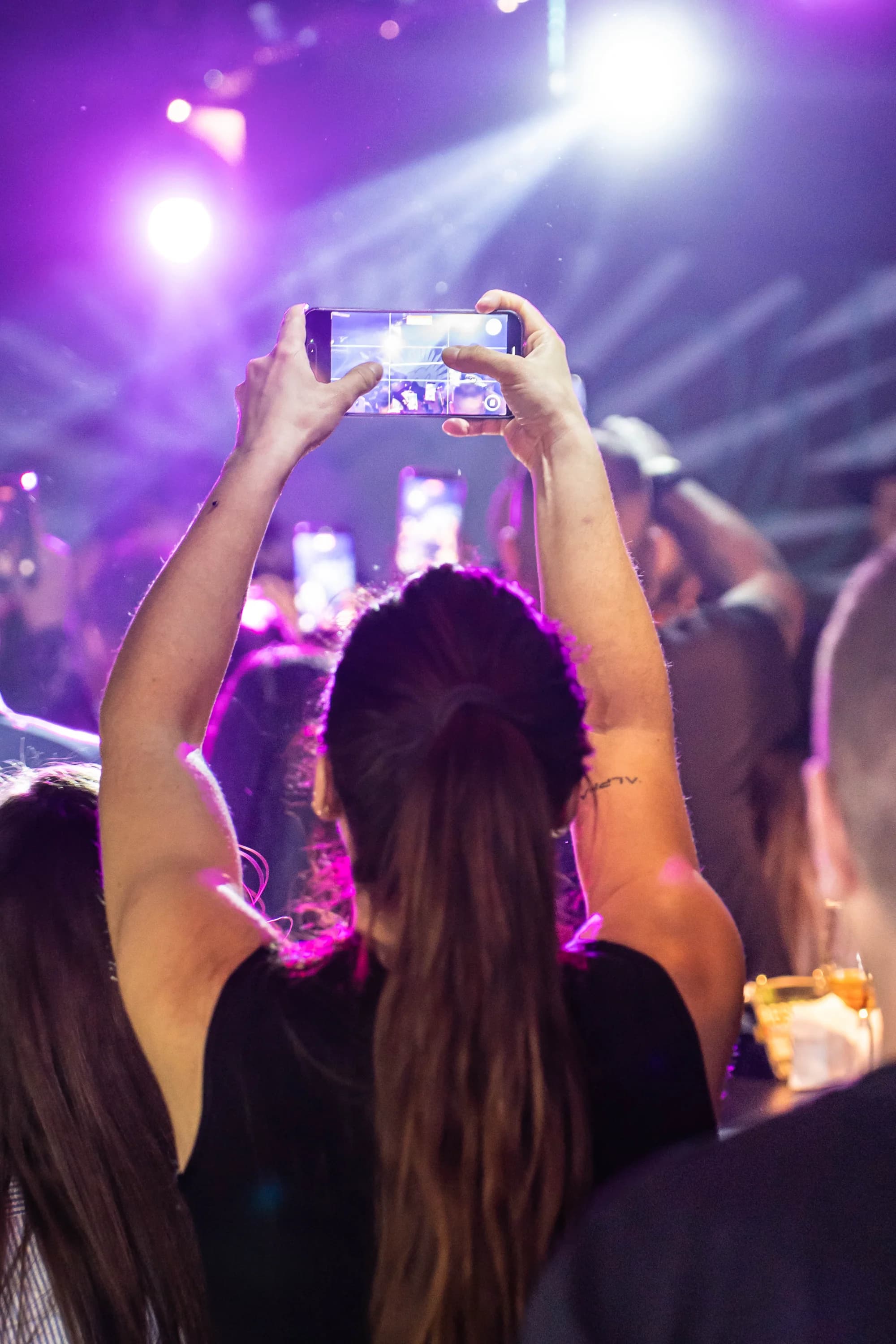 Oameni filmand cu telefoanele fotogra club evenimente Brasov Crudu Alexandru CA Photography