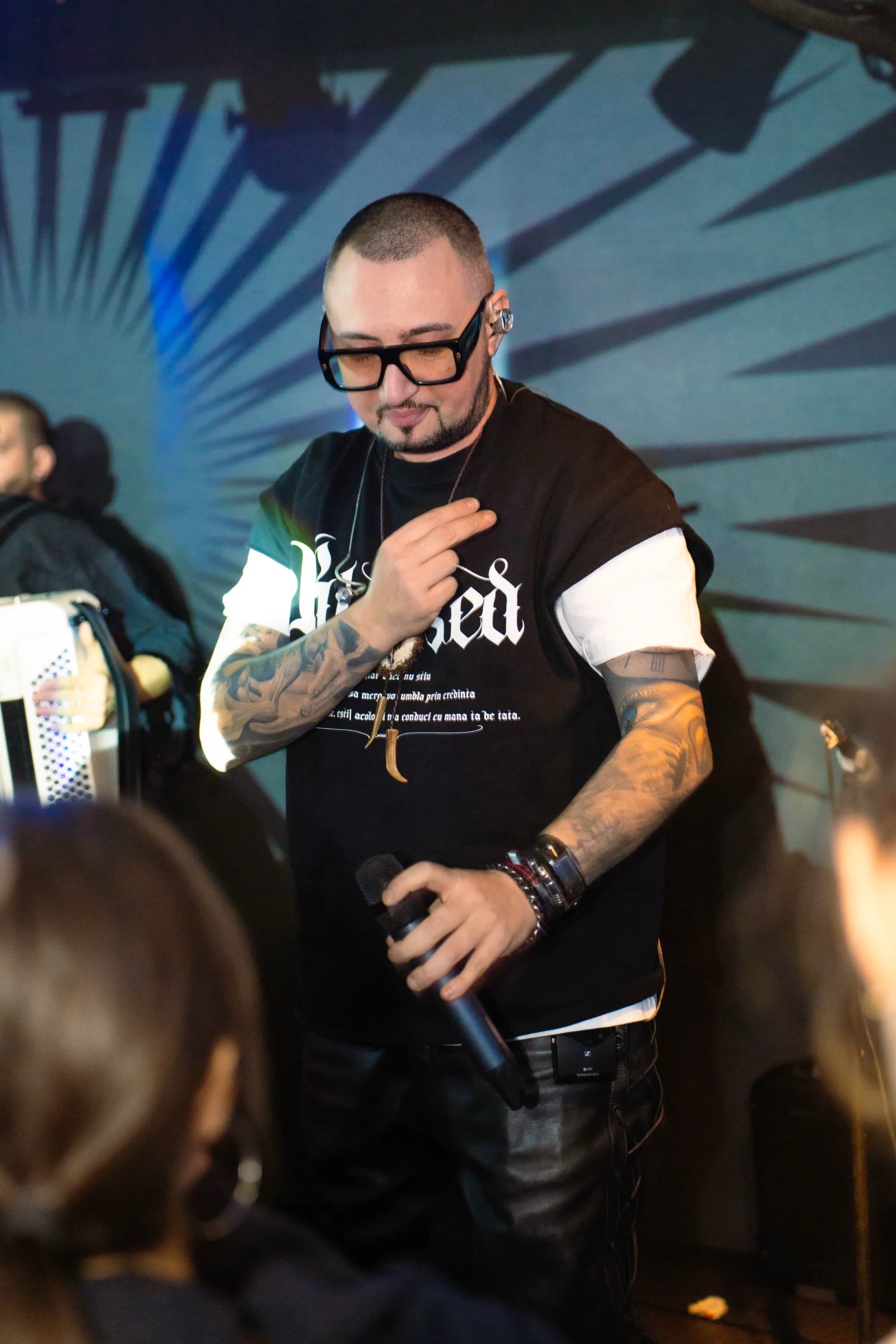 Artist interpretand pe scena fotograf club evenimente Brasov Crudu Alexandru CA Photography