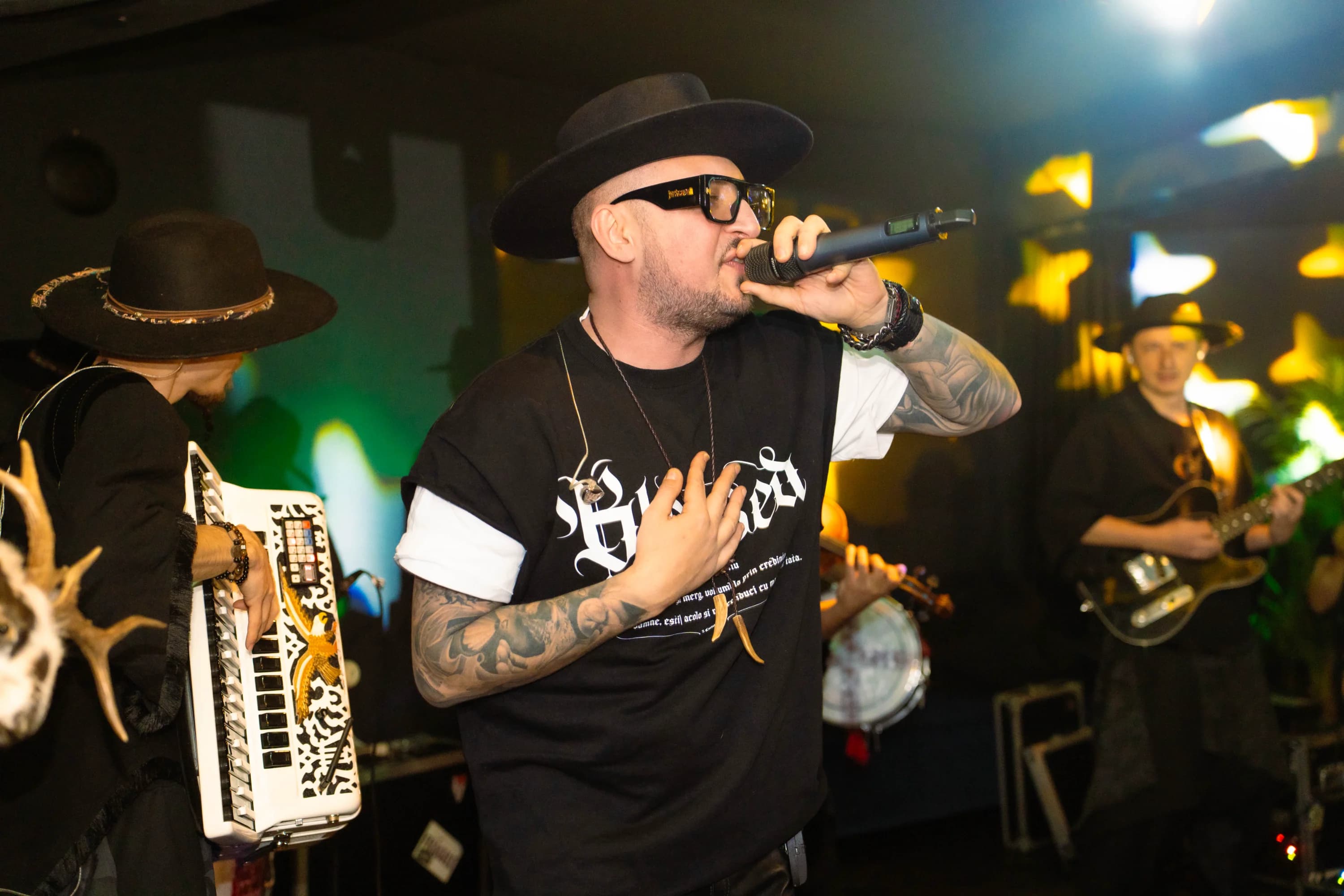 Artist cantand pe scena fotograf club evenimente Brasov Crudu Alexandru CA Photography