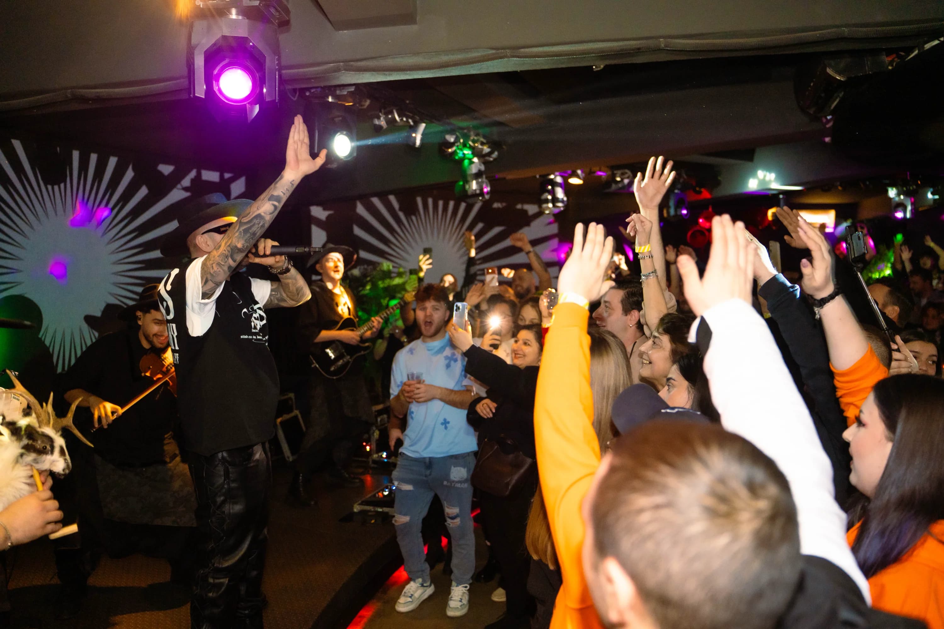 Public dansand si bucurandu-se fotograf club evenimente Brasov Crudu Alexandru CA Photography