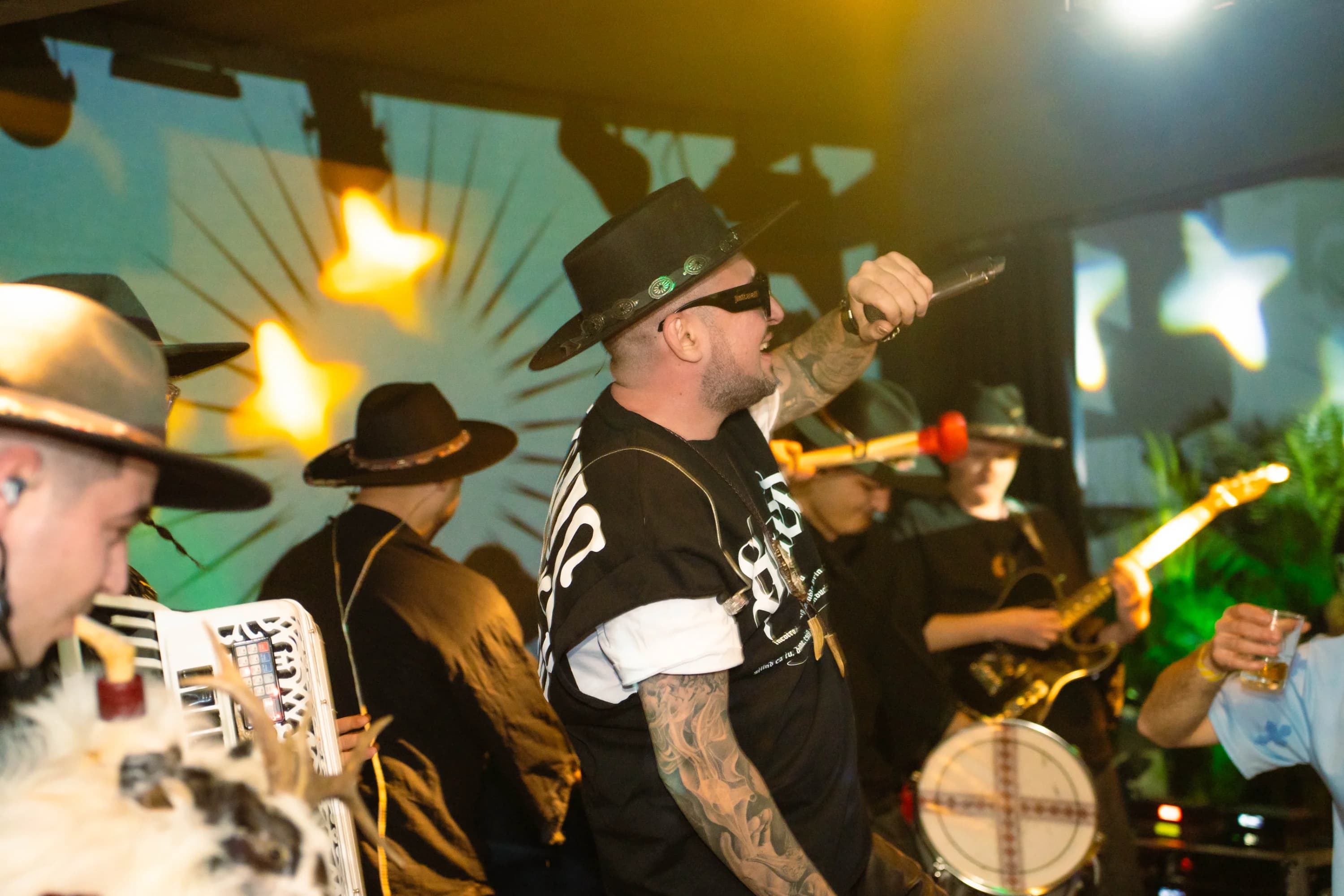 Artist cantand in fata publicului fotograf club evenimente Brasov Crudu Alexandru CA Photography