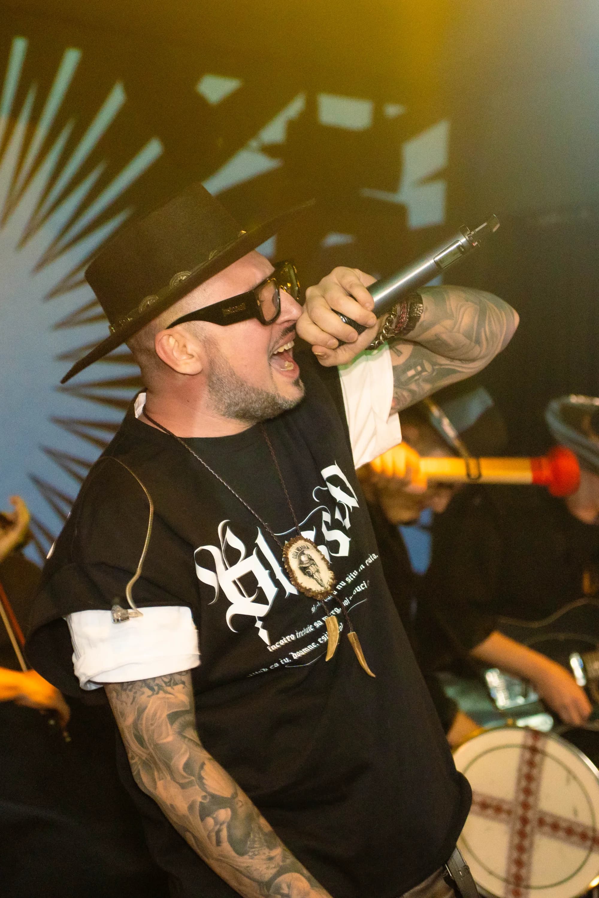 Artist cantand pe scena fotograf club evenimente Brasov Crudu Alexandru CA Photography