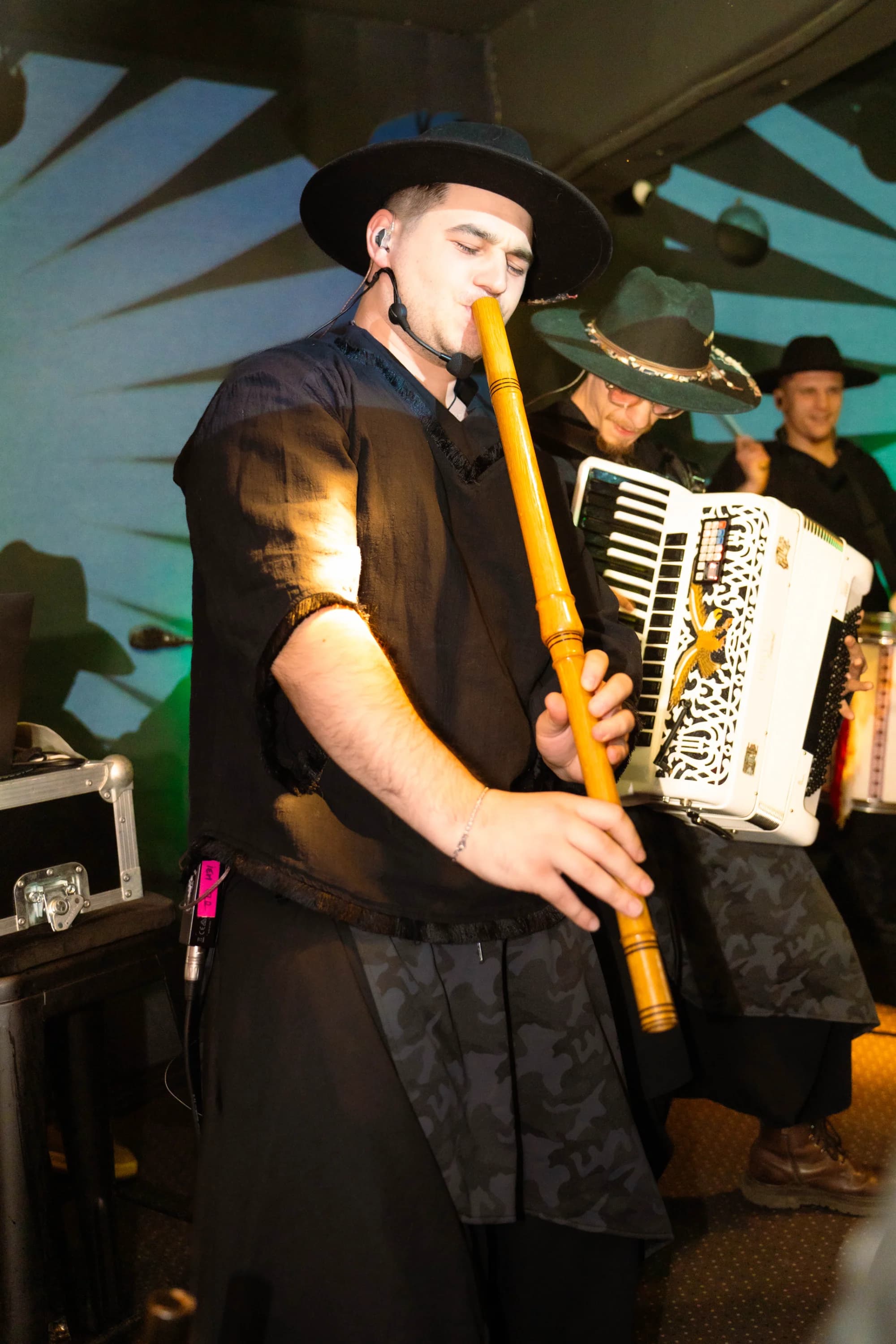 Muzicieni interpretand melodii captivante fotograf club evenimente Brasov Crudu Alexandru CA Photography