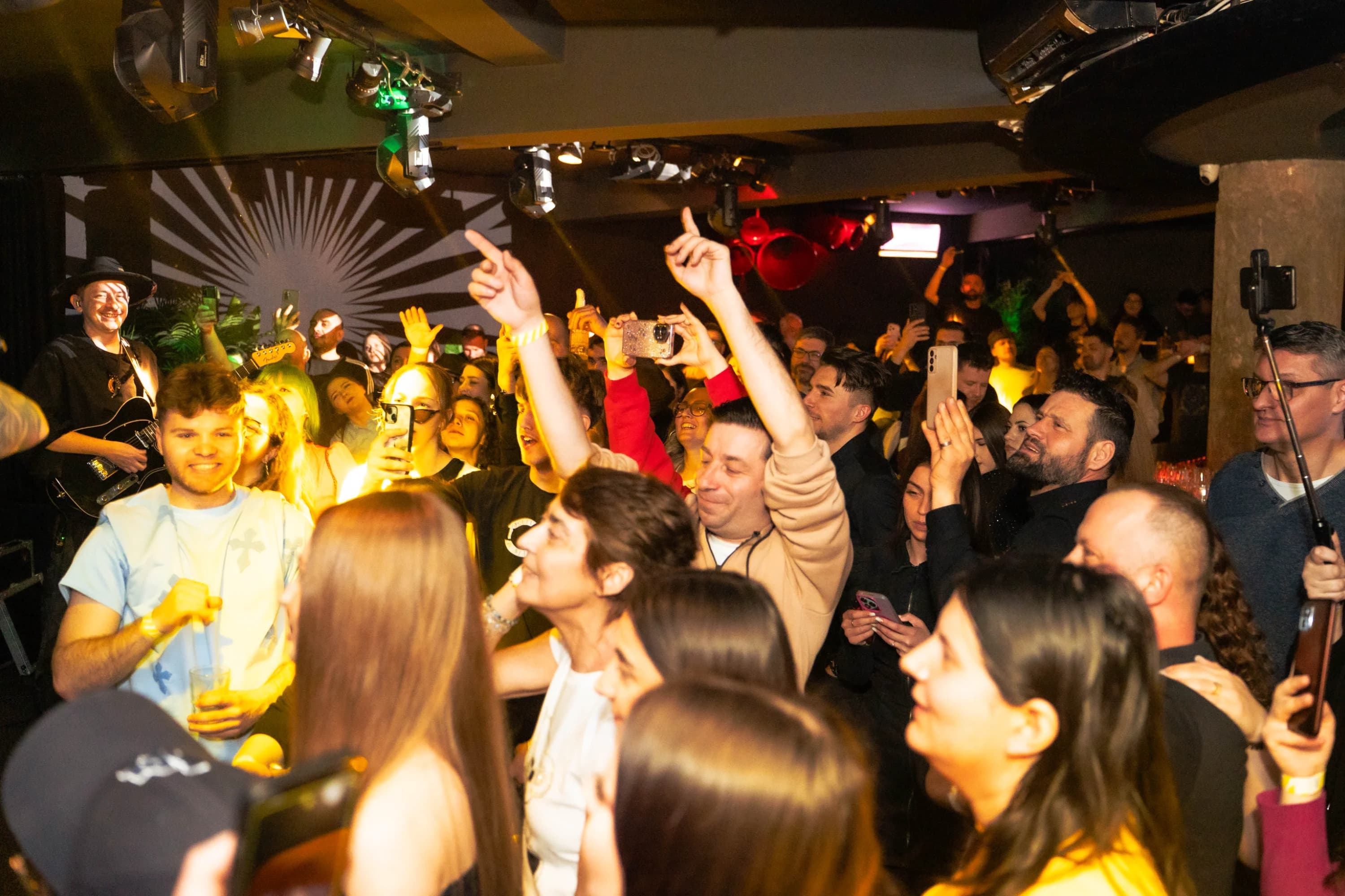 Tineri bucurandu-se la concert fotograf club evenimente Brasov Crudu Alexandru CA Photography