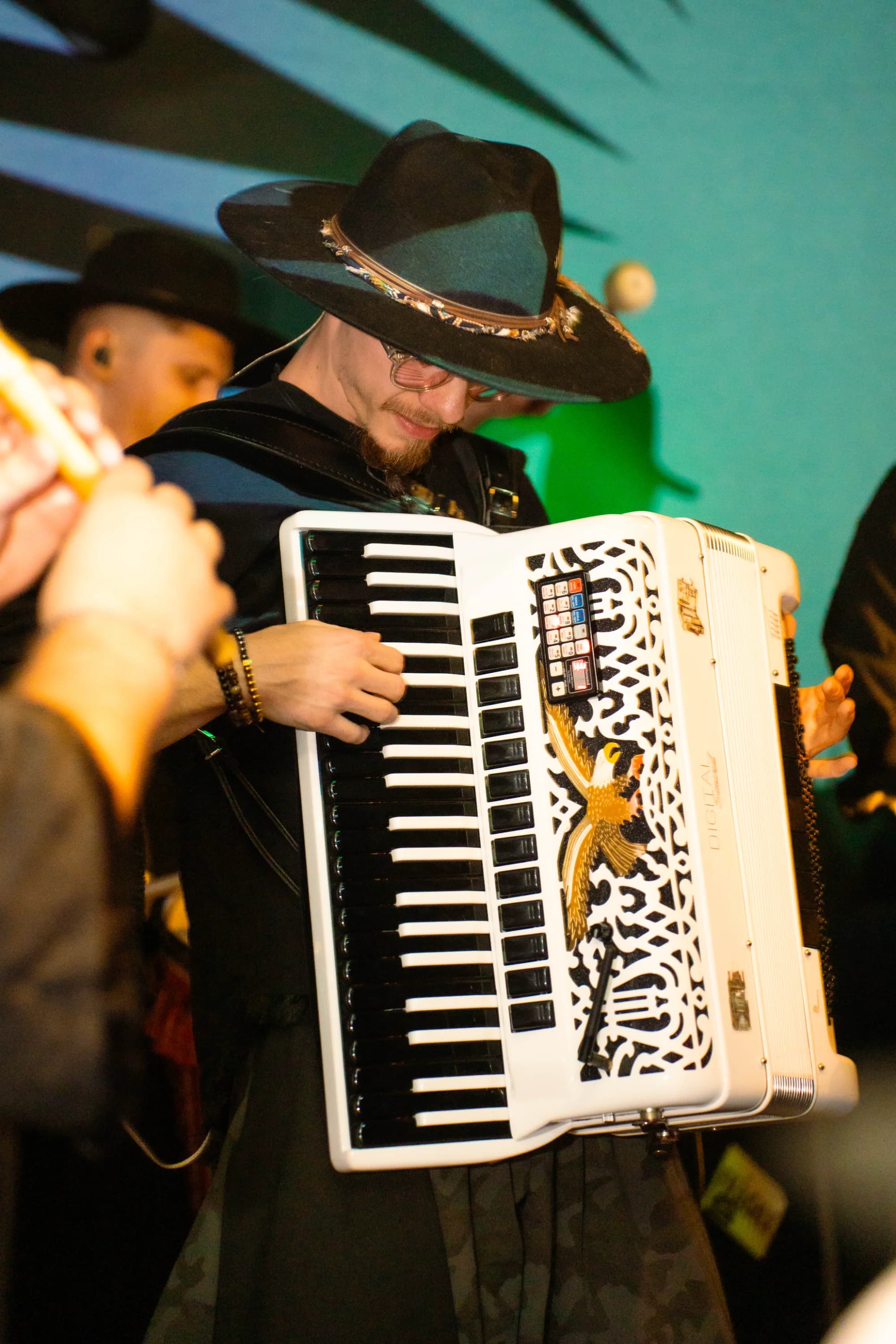 Muzician cântând la acordion fotograf club evenimente Brasov Crudu Alexandru CA Photography