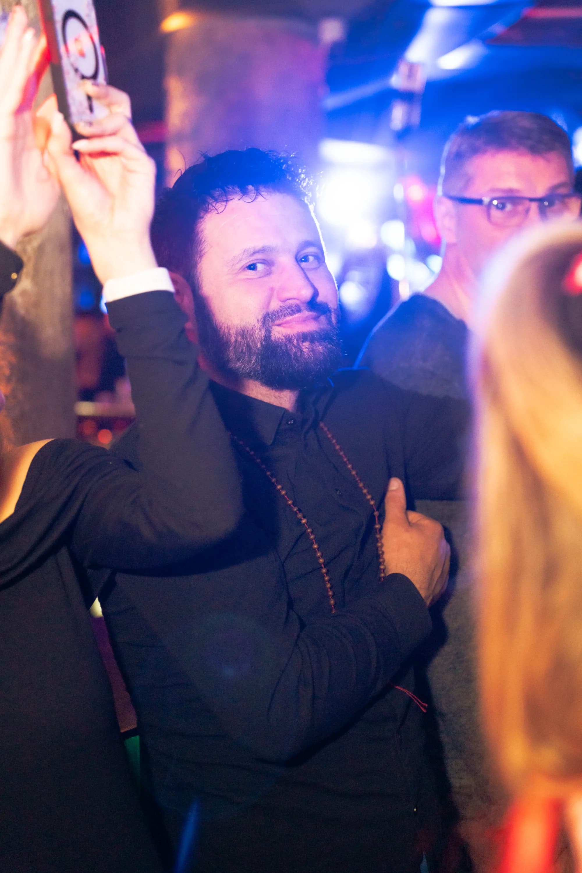 Barbat zambind in club fotograf club evenimente Brasov Crudu Alexandru CA Photography