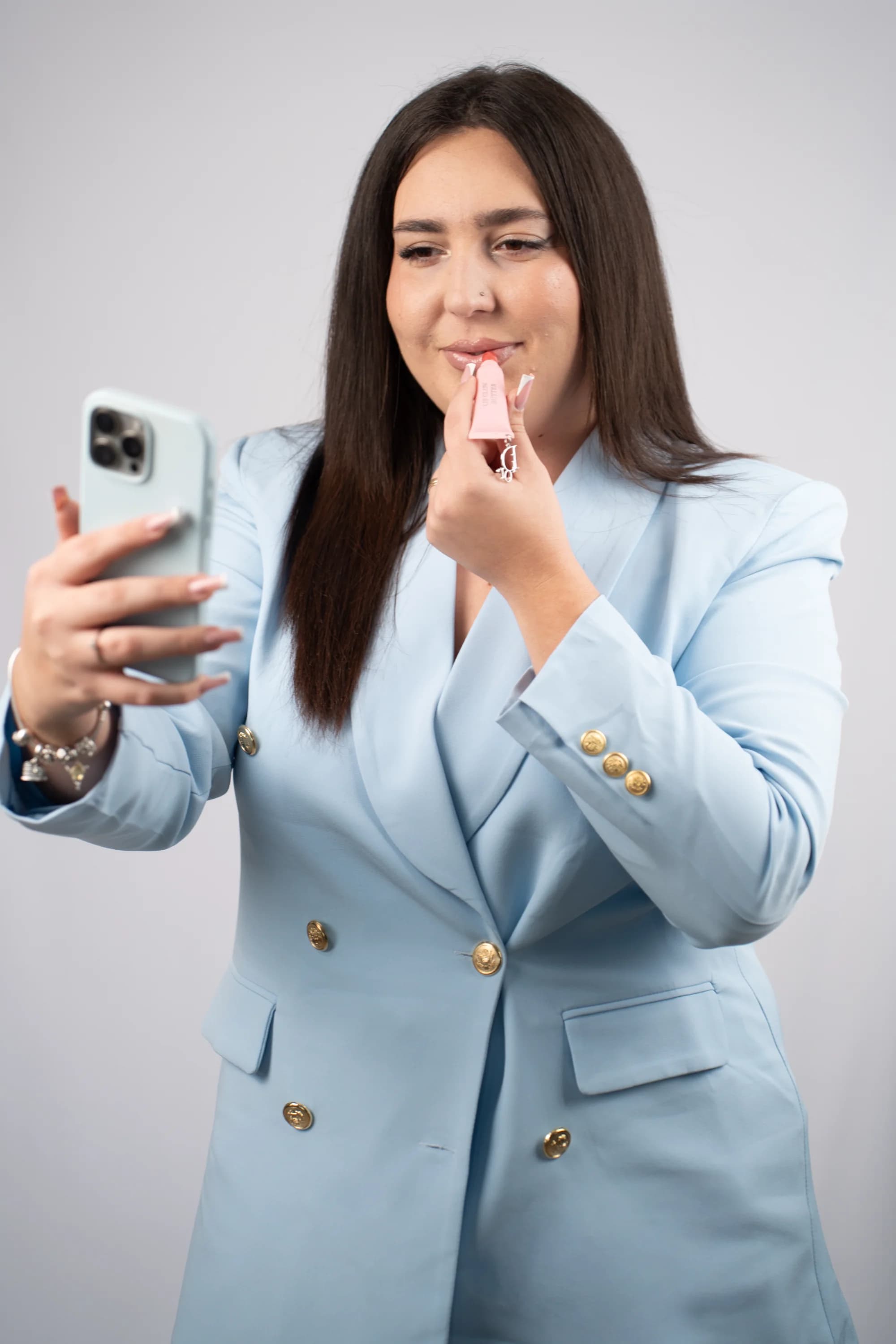 Femeie aplicand ruj in oglinda fotografie produs video promovare business Brasov Crudu Alexandru CA Photography